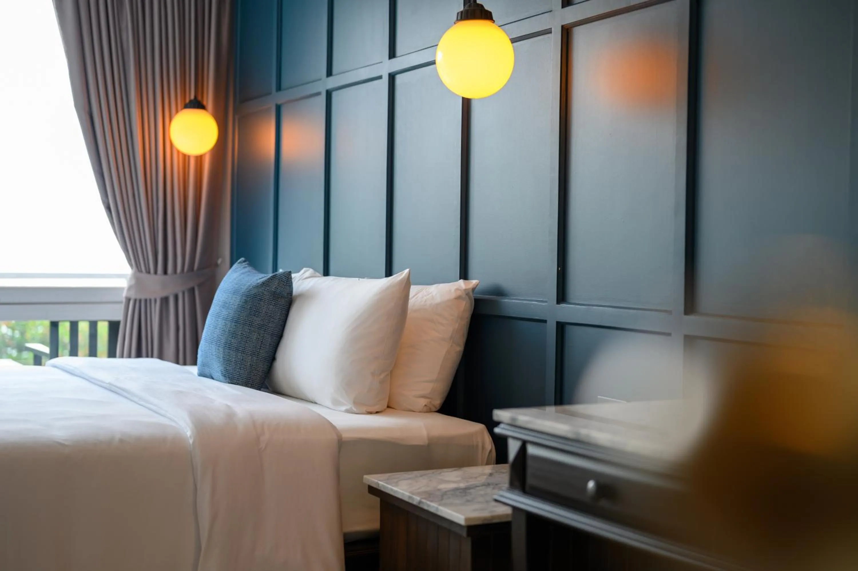 Bed, Seating Area in Quarter 09 Beach