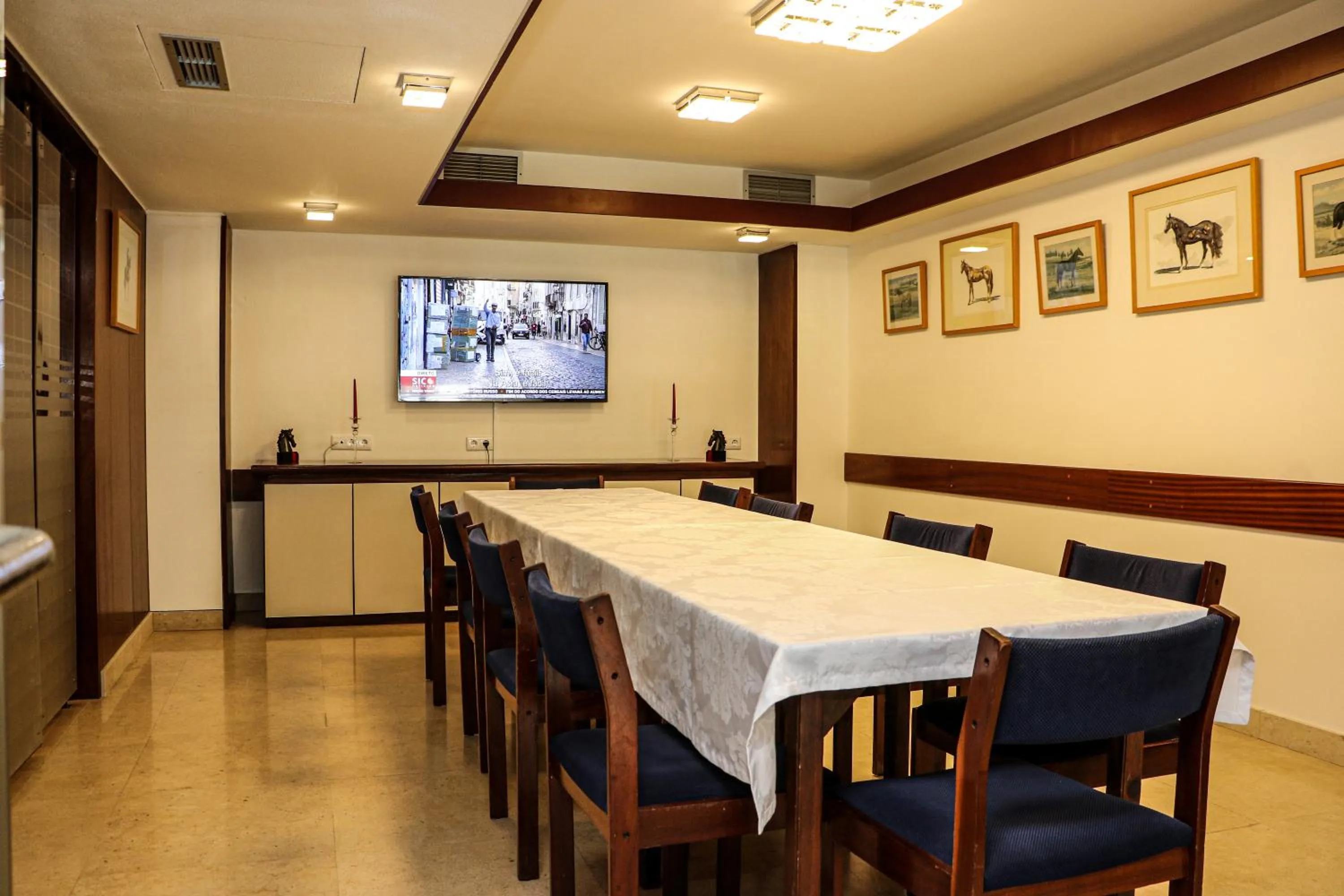 Communal lounge/ TV room in Hotel dos Cavaleiros