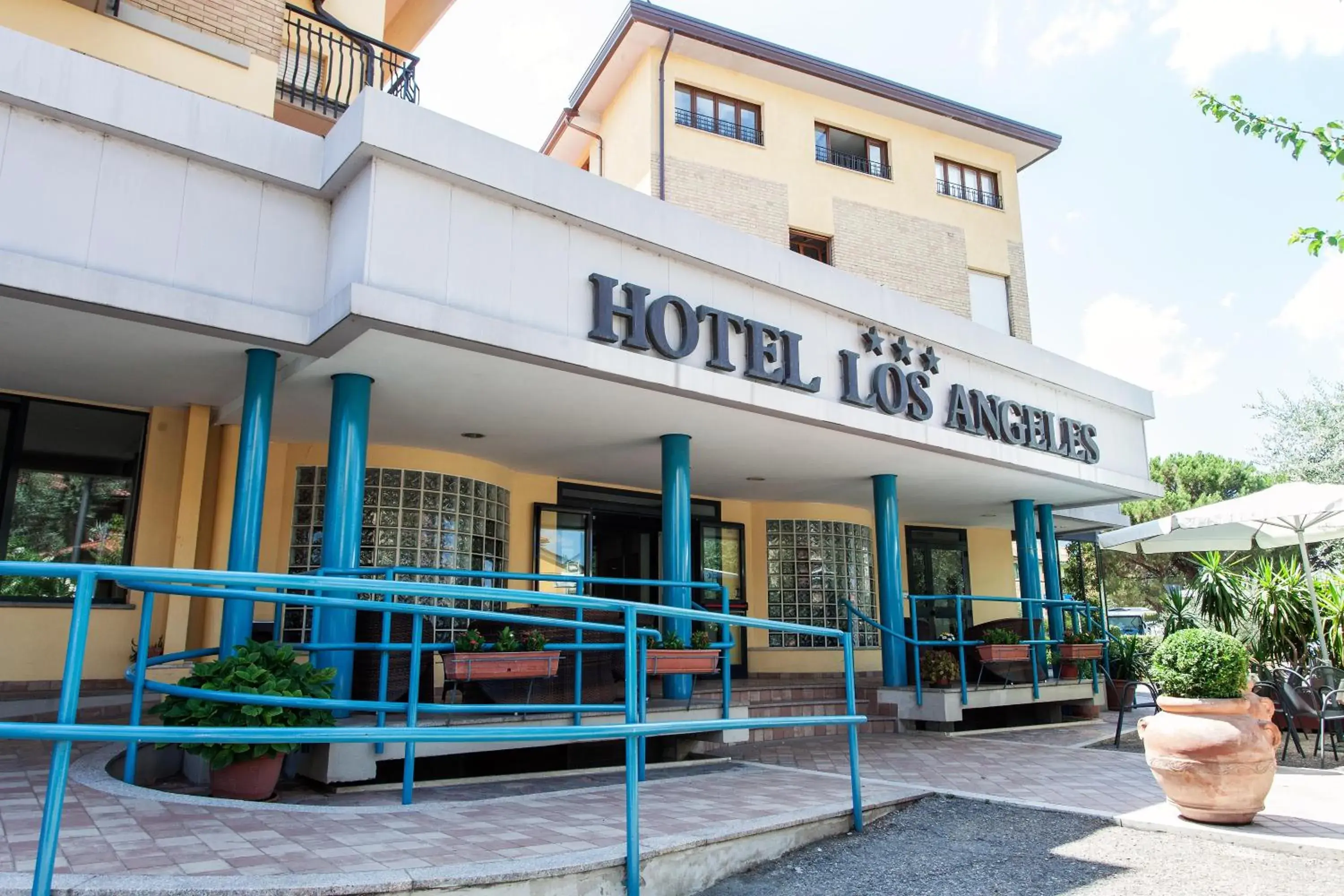 Facade/entrance in Hotel Los Angeles Facade/entrance in Hotel Los Angeles