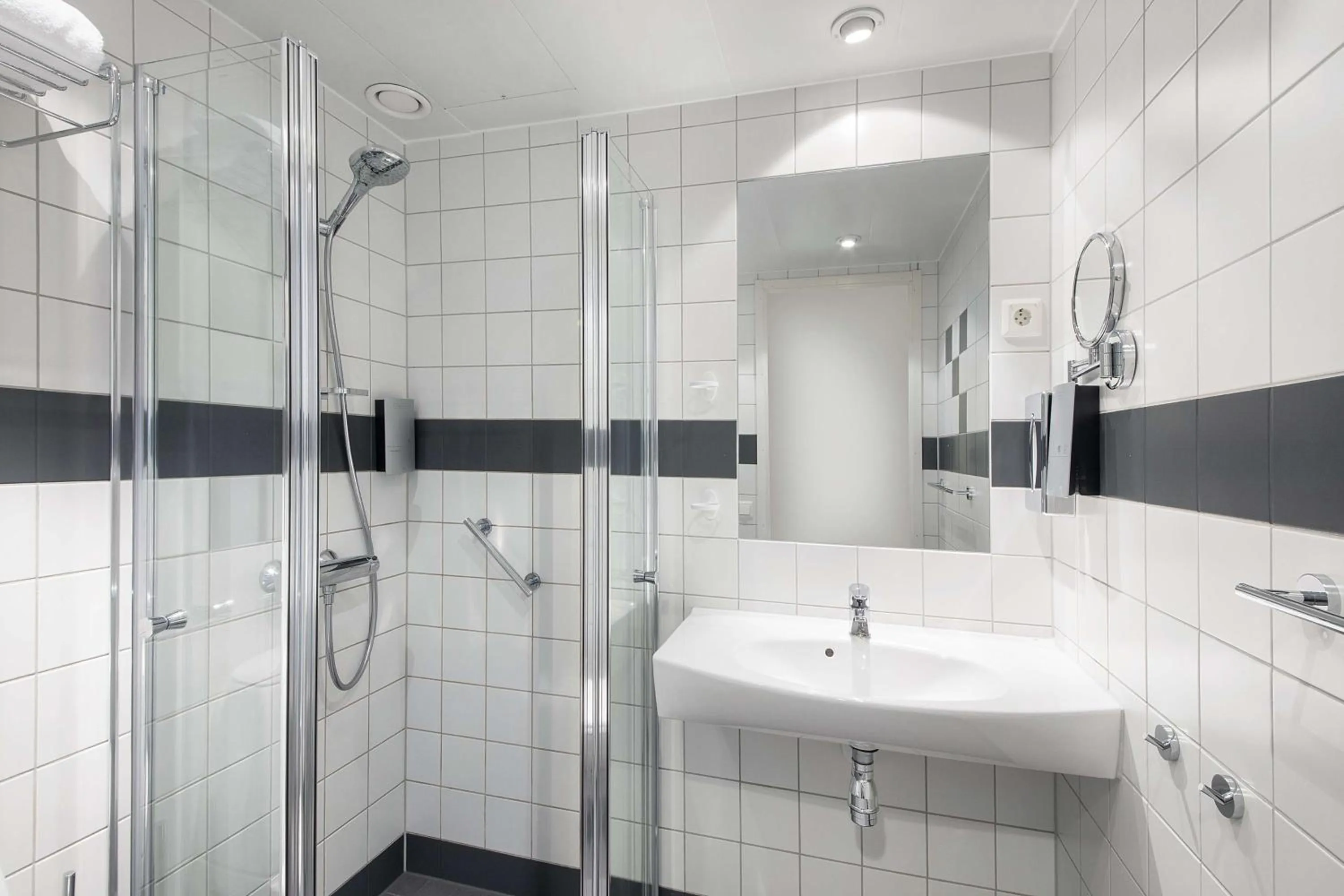 Bathroom in Park Inn by Radisson Oslo Airport Hotel West