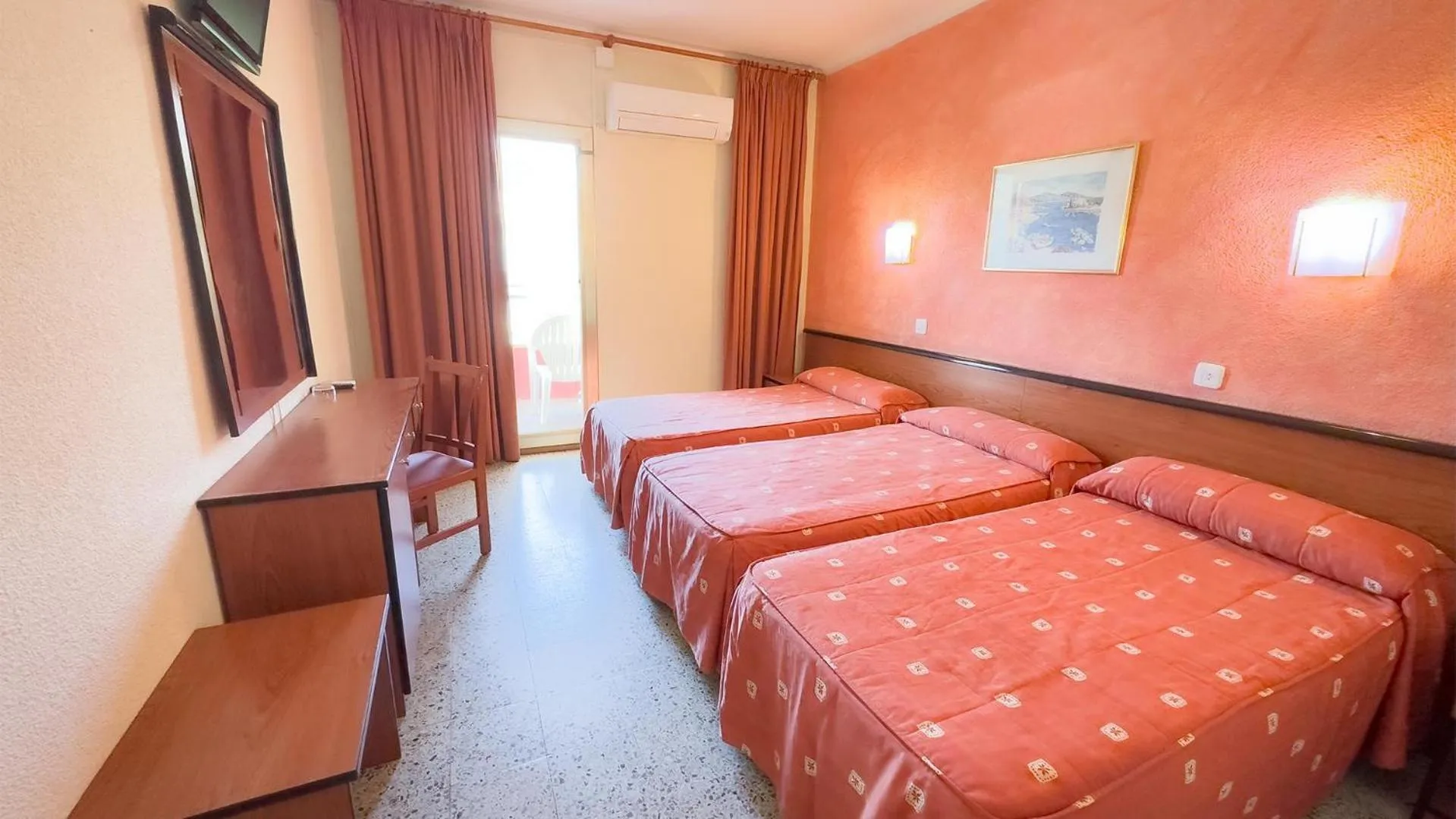 Photo of the whole room, Bed in BLUESEA Continental