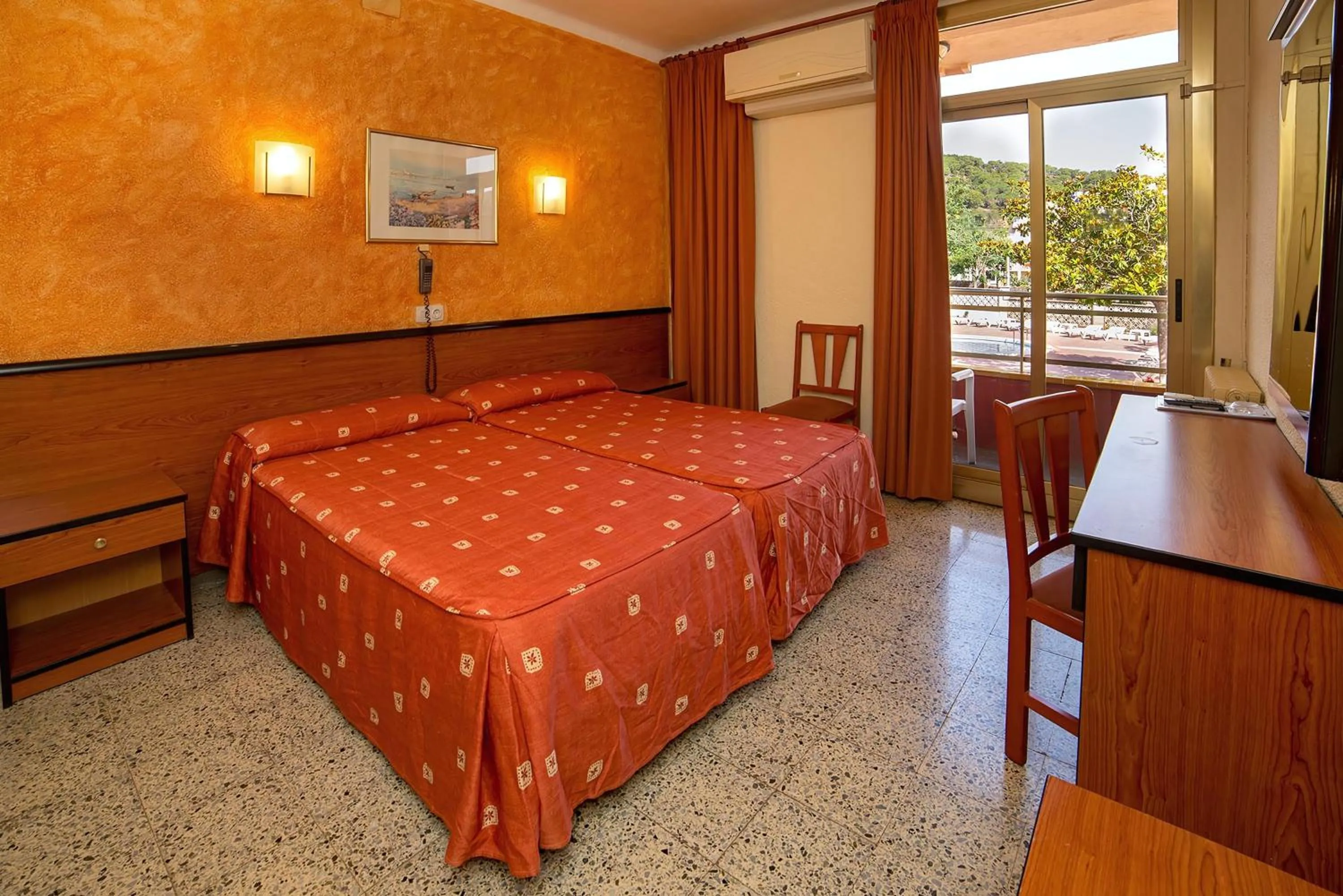 Photo of the whole room, Bed in BLUESEA Continental