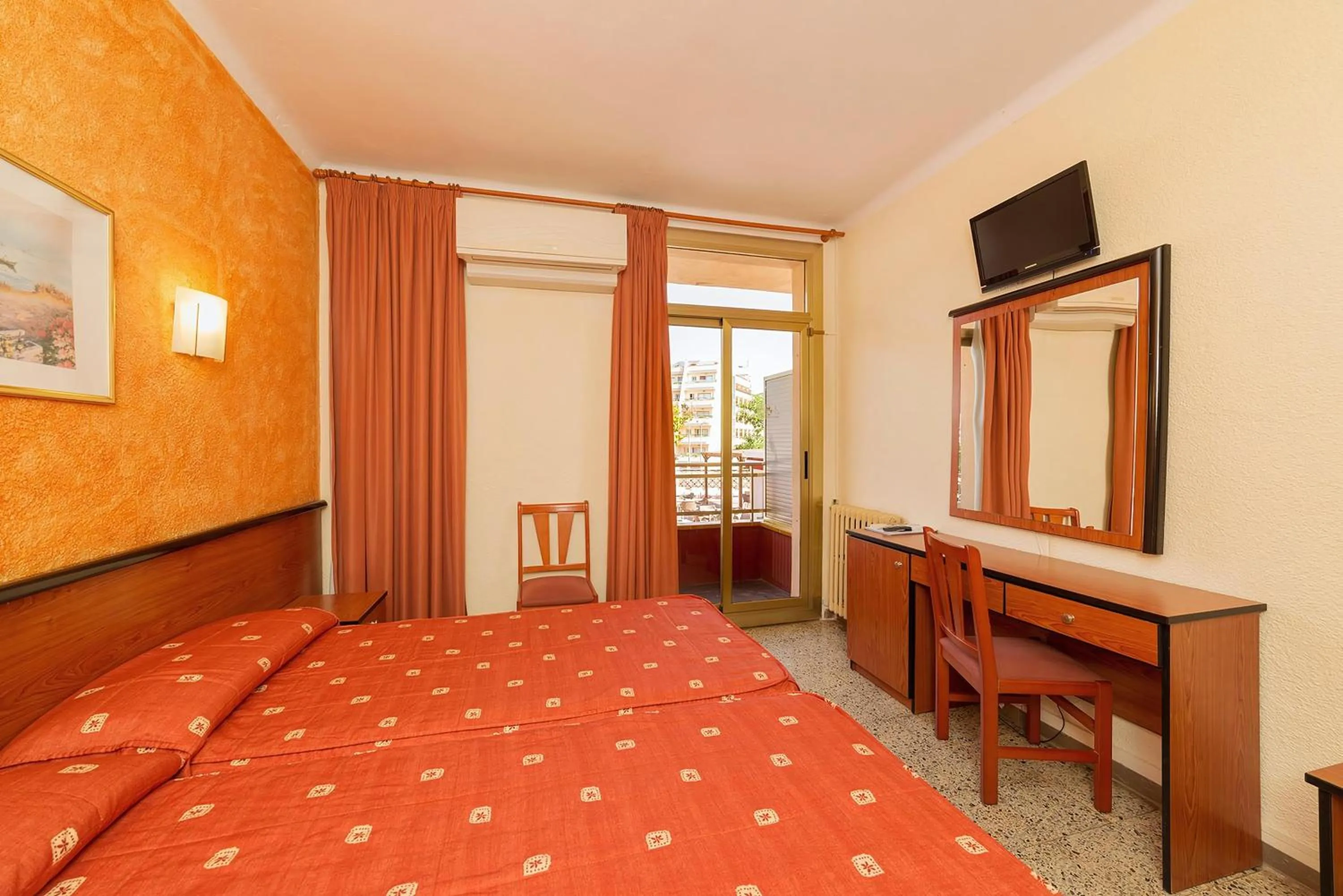 Photo of the whole room, Bed in BLUESEA Continental