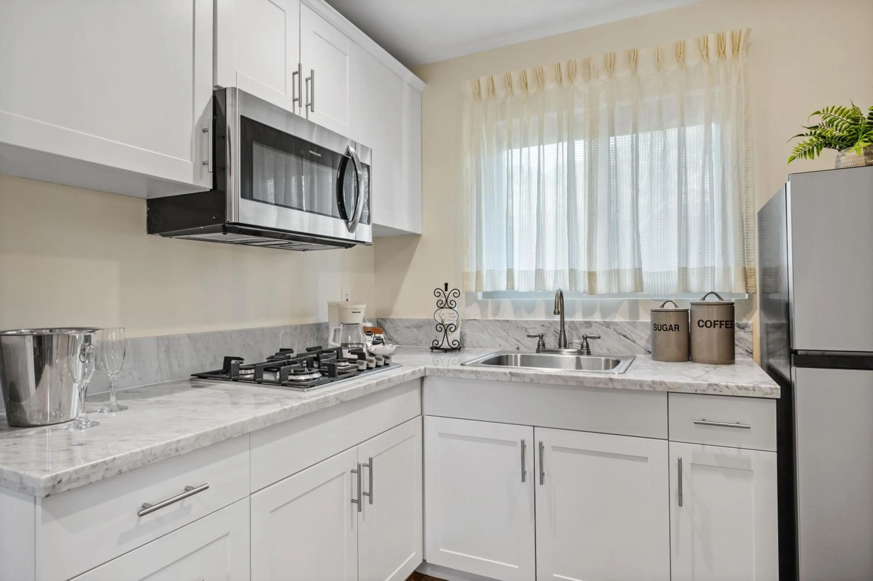 Kitchen or kitchenette in Inn by the Harbor