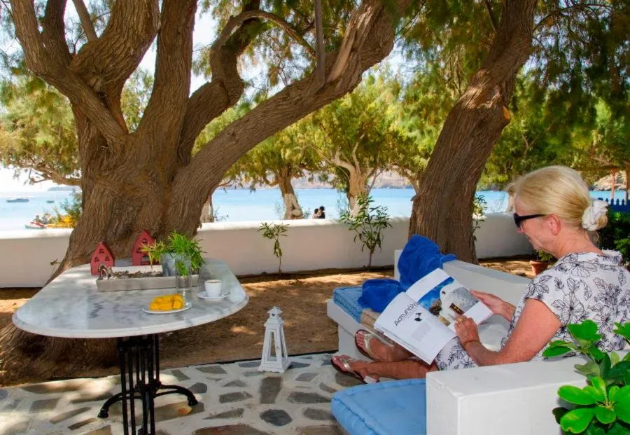 Communal lounge/ TV room in Mouras studios