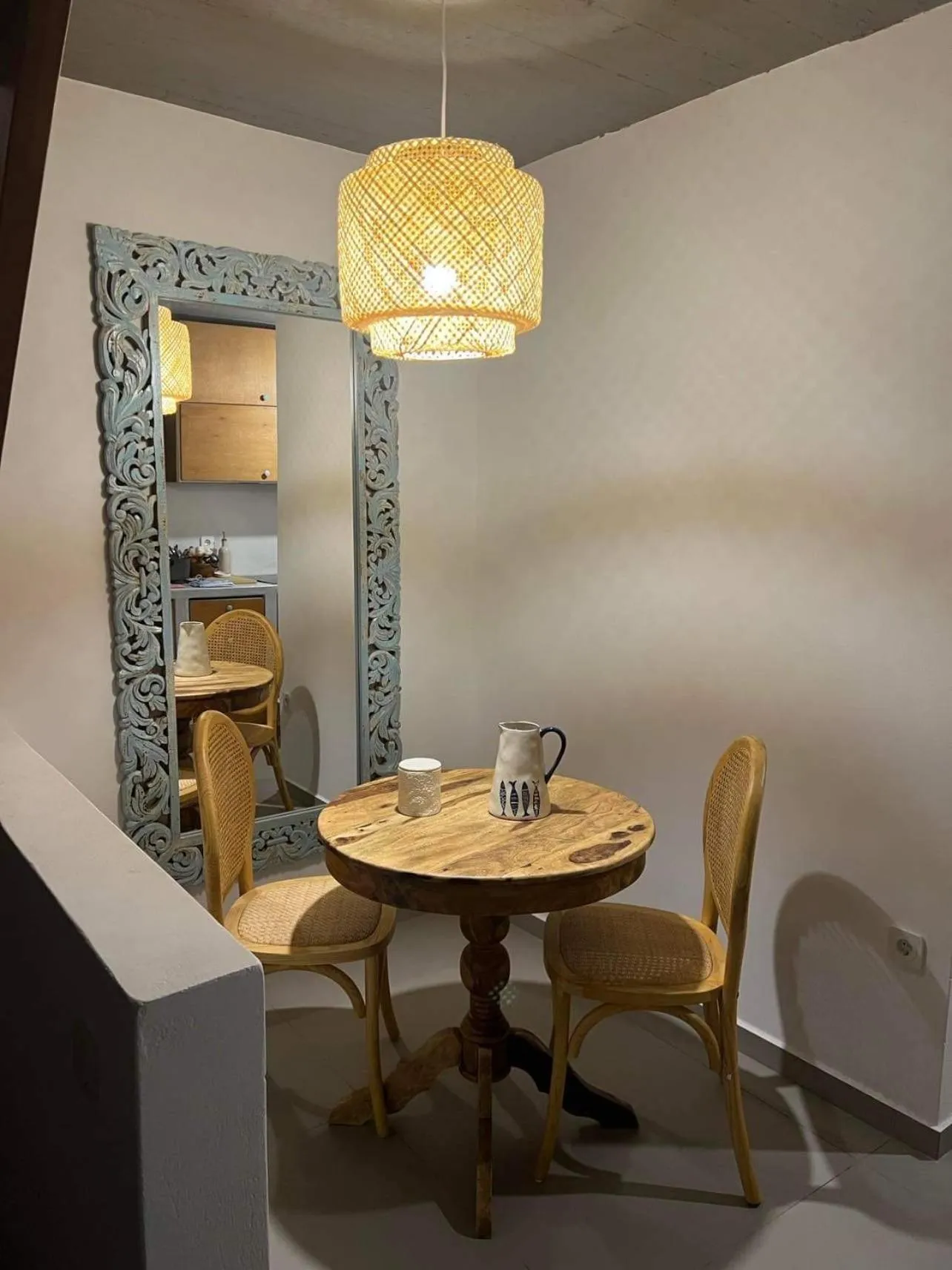 Dining area in Mouras studios