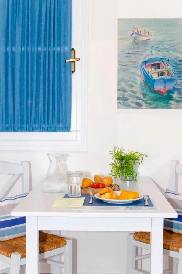 Dining area in Mouras studios