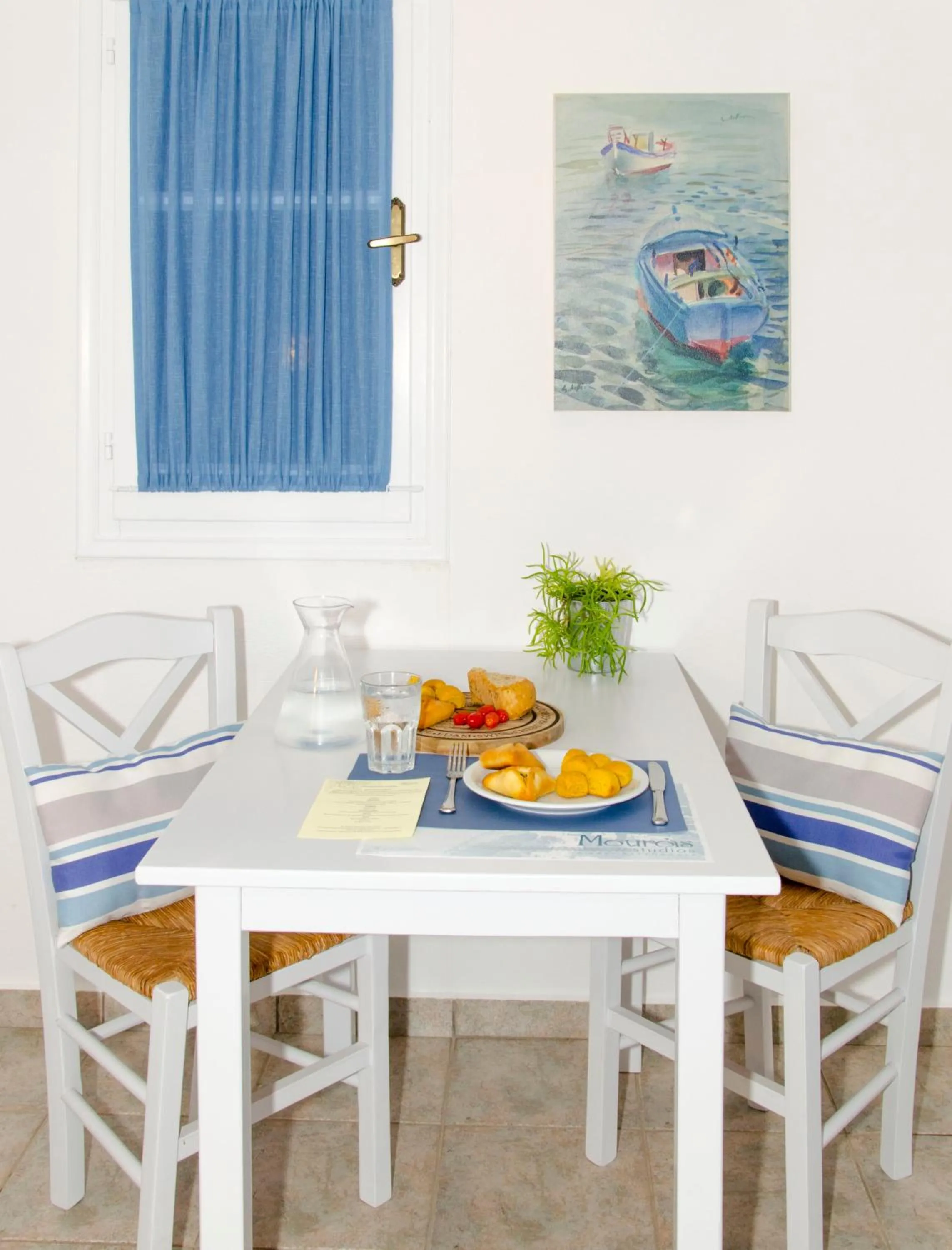 Dining area in Mouras studios