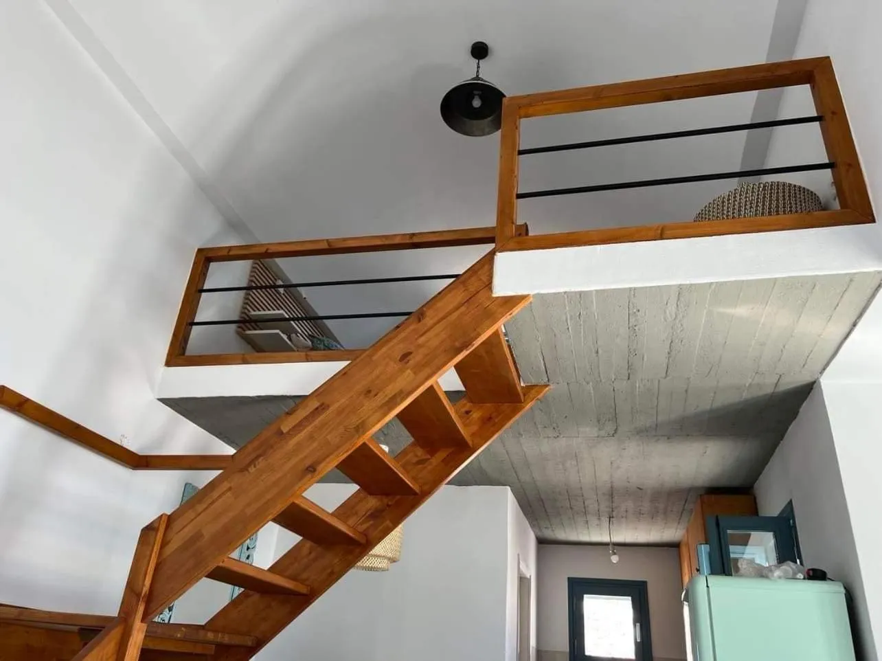 Photo of the whole room in Mouras studios