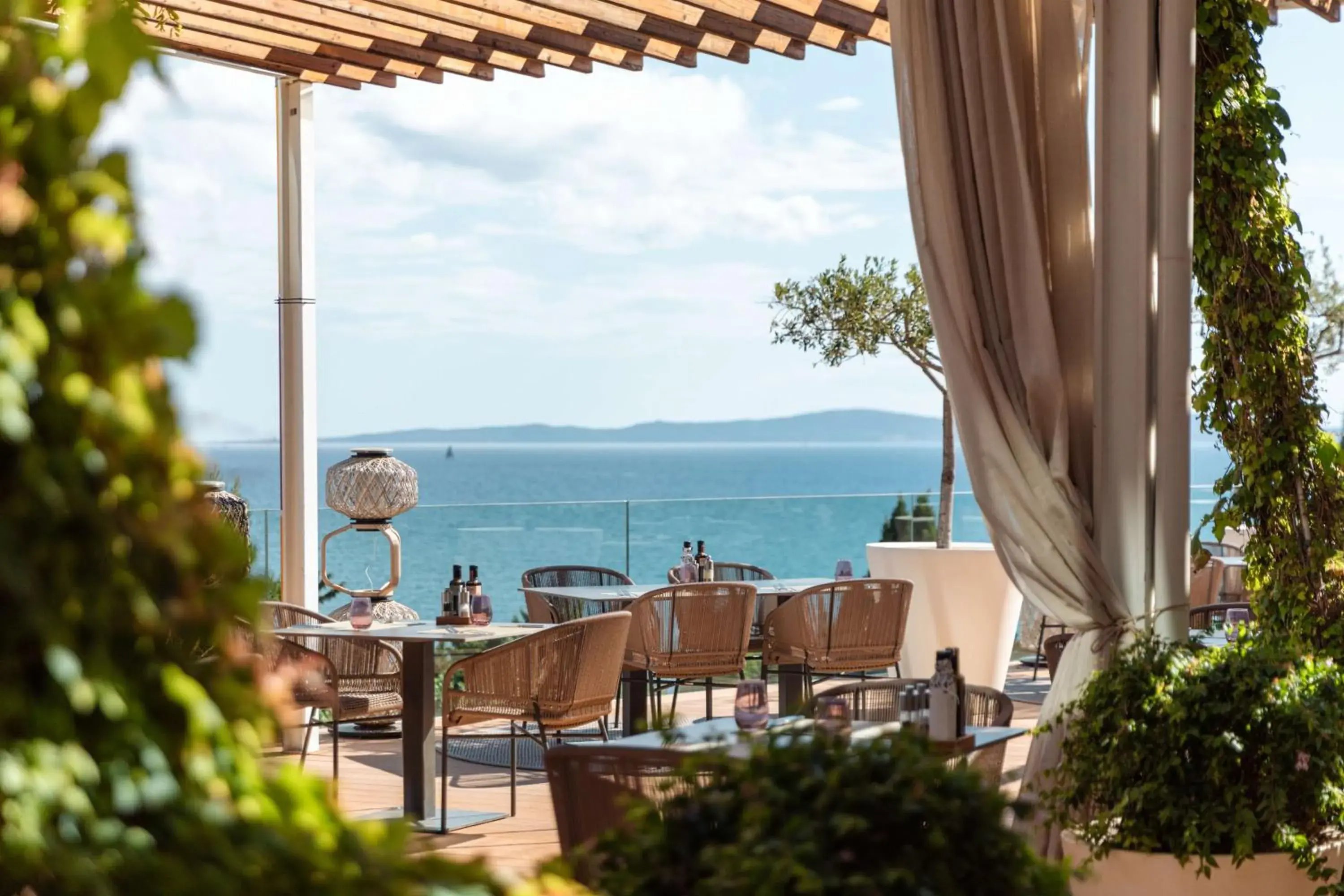 Restaurant/places to eat in Radisson Blu Resort & Spa Restaurant/places to eat in Radisson Blu Resort & Spa