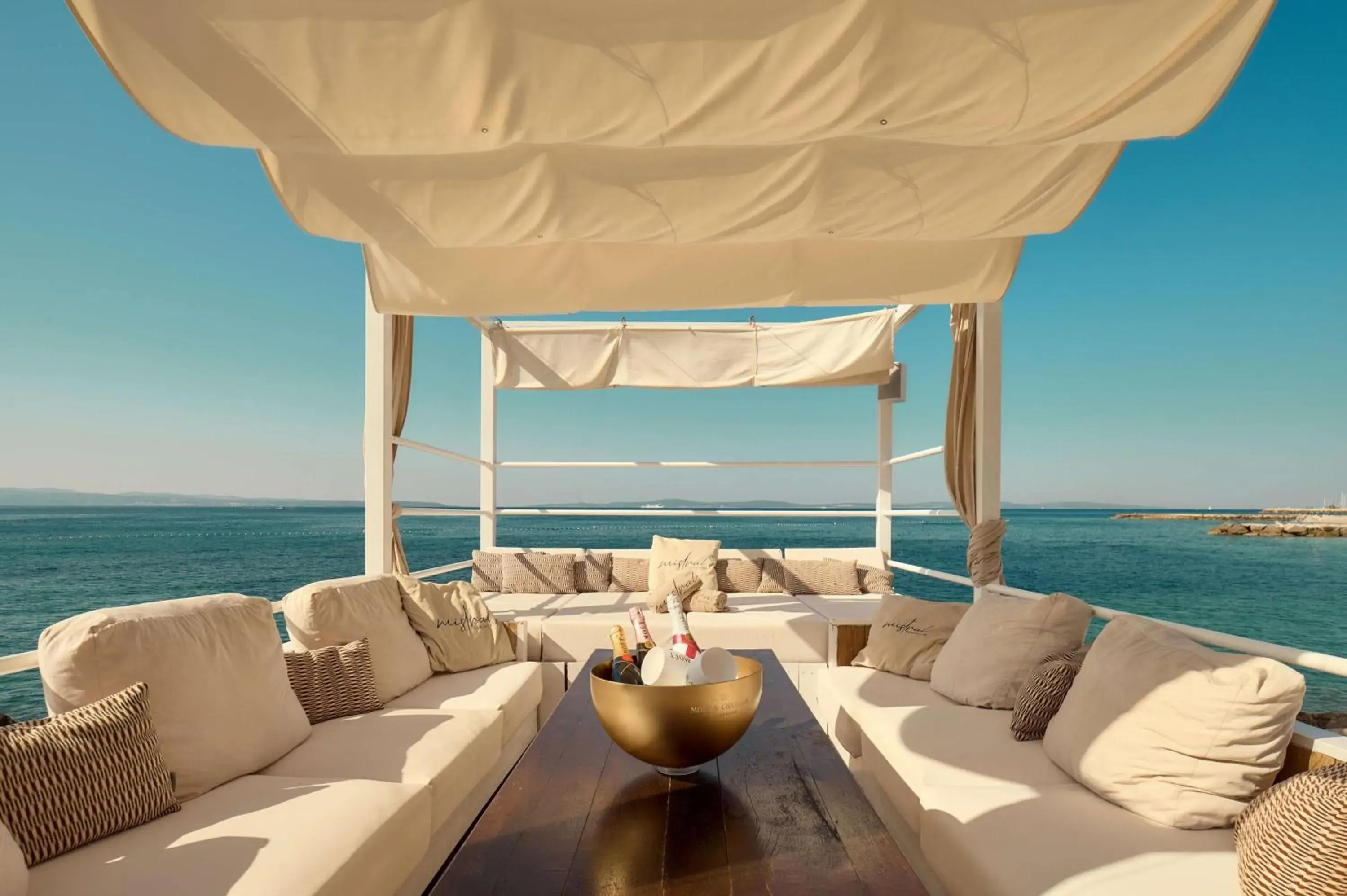 Restaurant/places to eat in Radisson Blu Resort & Spa Restaurant/places to eat in Radisson Blu Resort & Spa