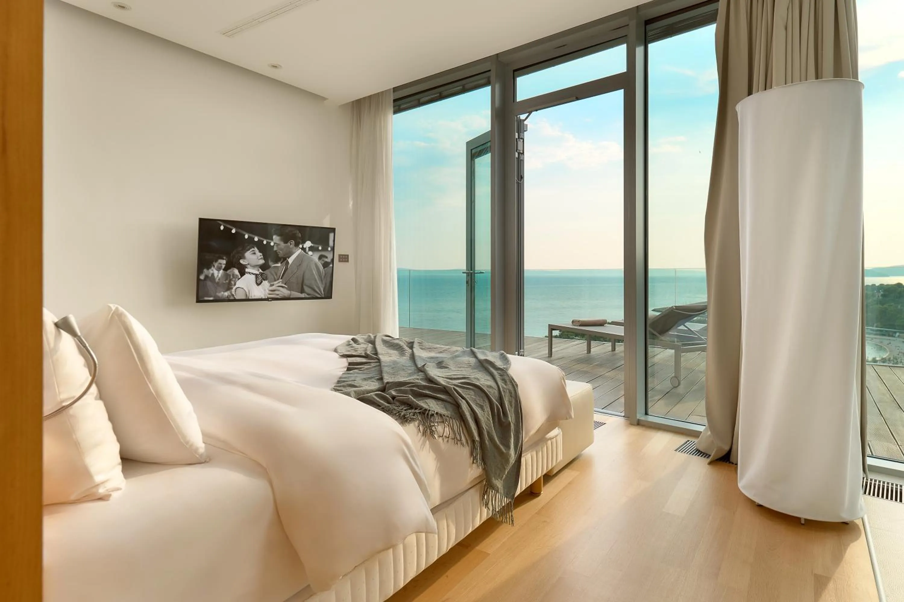 Bedroom, Bed in Radisson Blu Resort & Spa