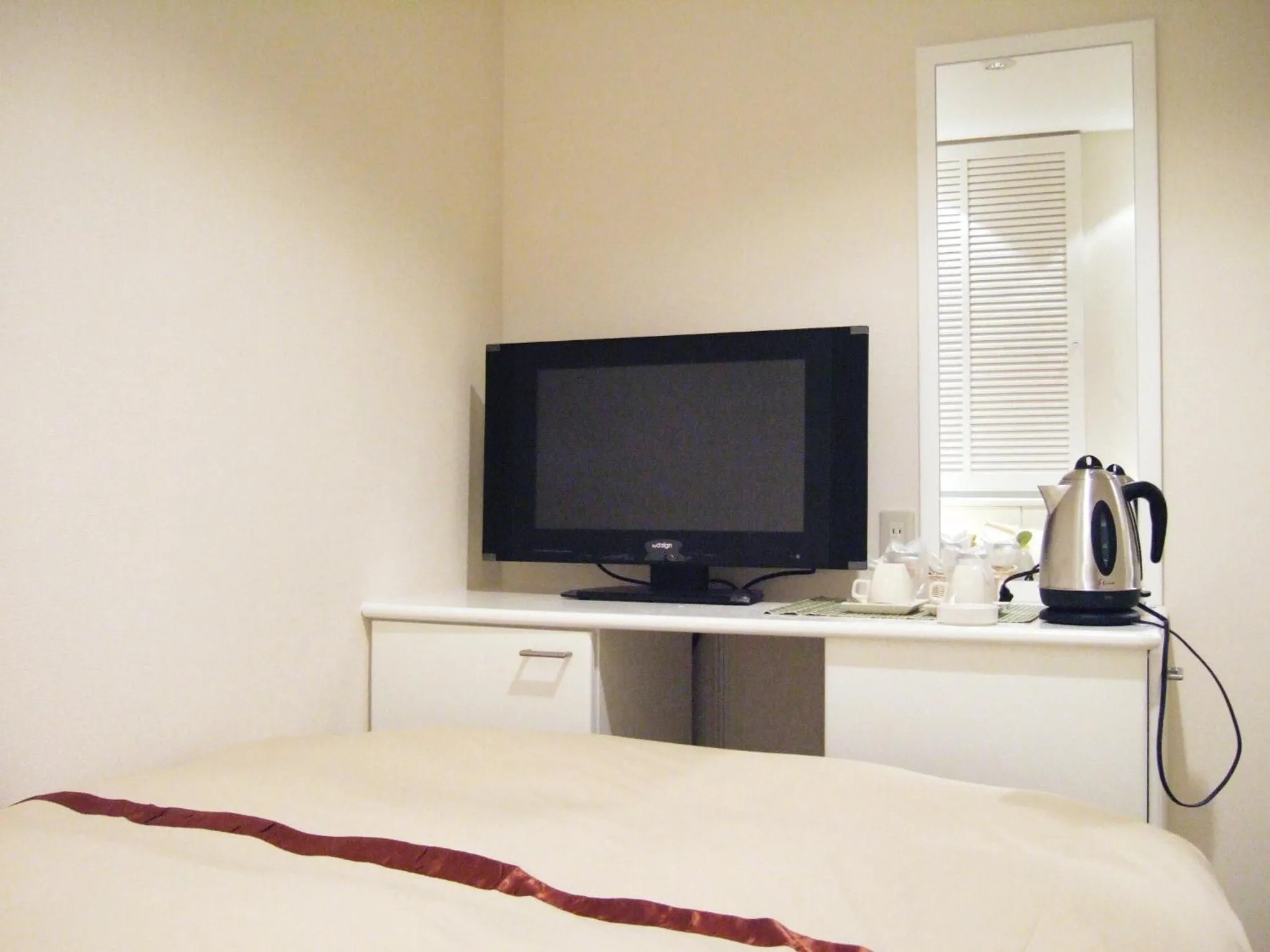 Bed, TV/Entertainment Center in Hotel Rplus