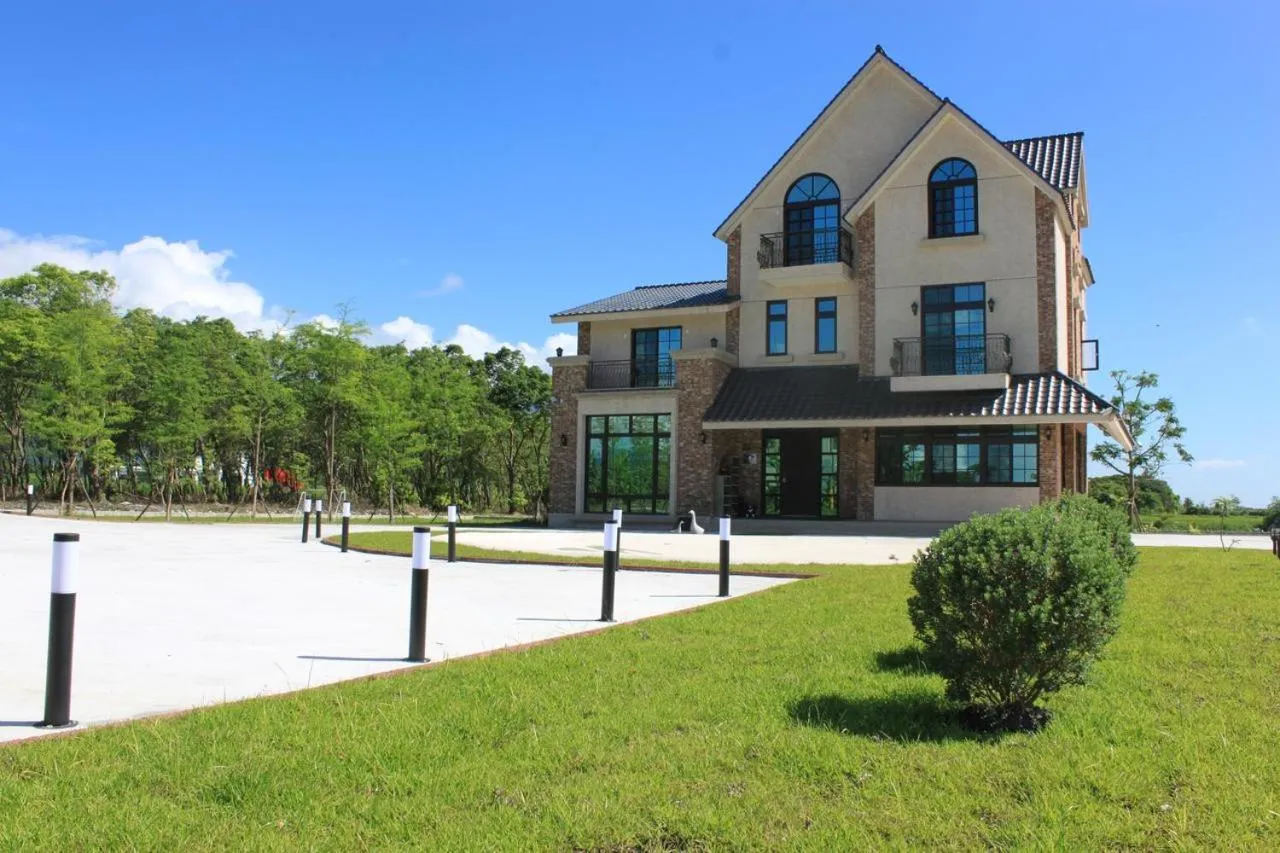 Property building in Hi Kids B&B