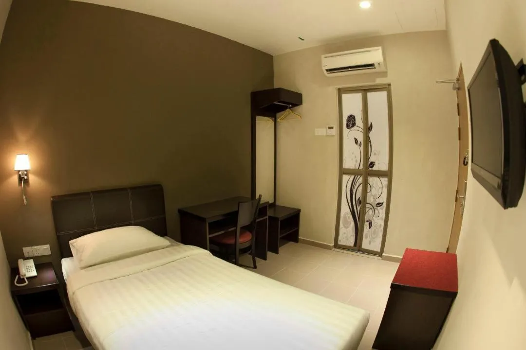 Budget Single Room in Ayer Hitam Hotel