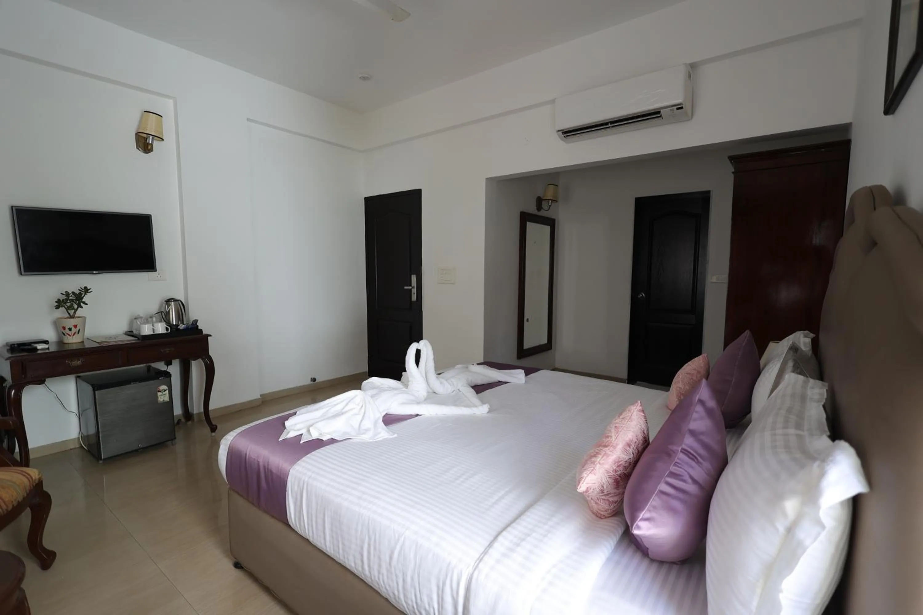 Bed in Casa Ahaana Resort Vagator, By Lavin Hotels