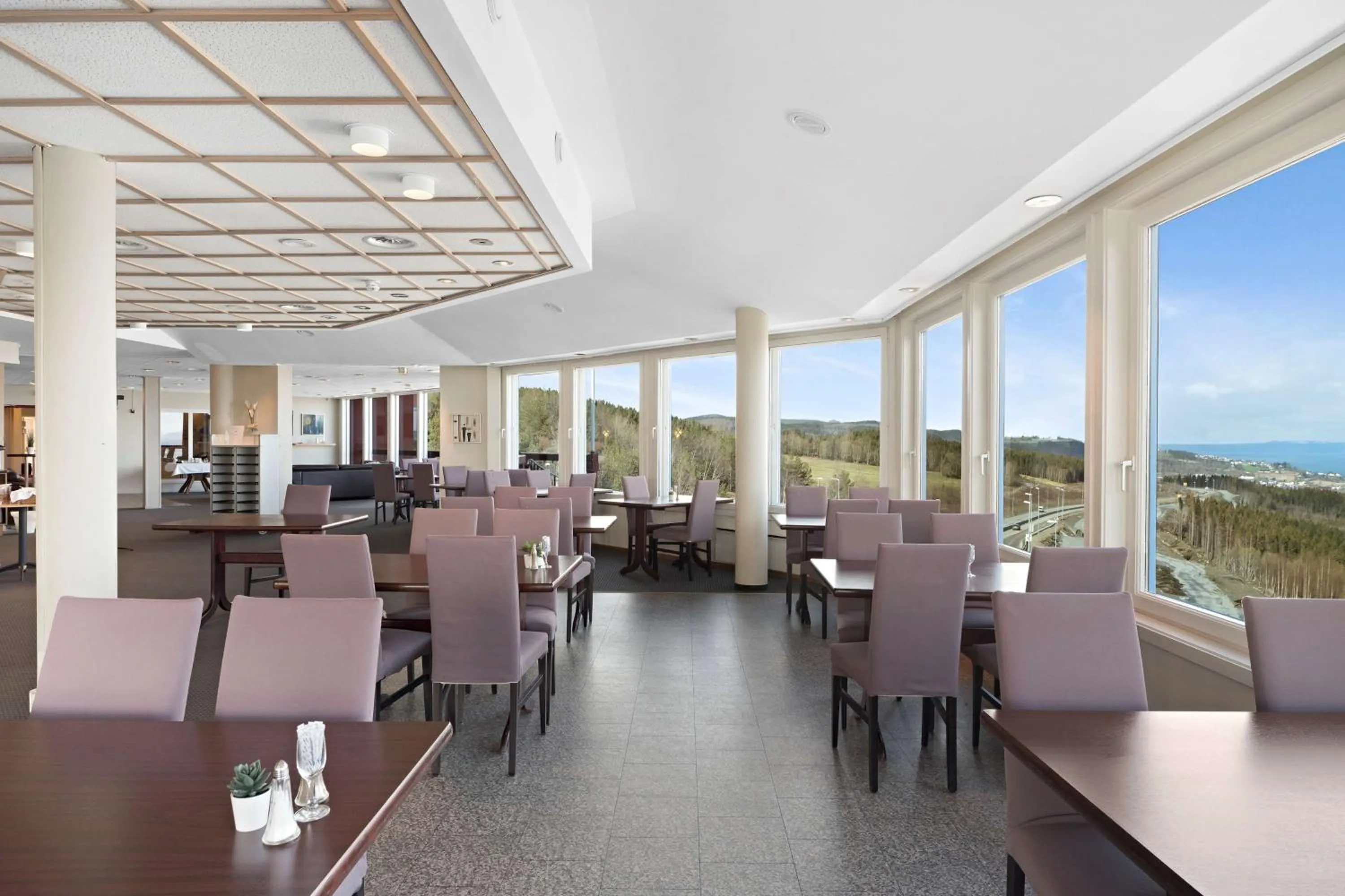 Restaurant/places to eat in Stav Hotel