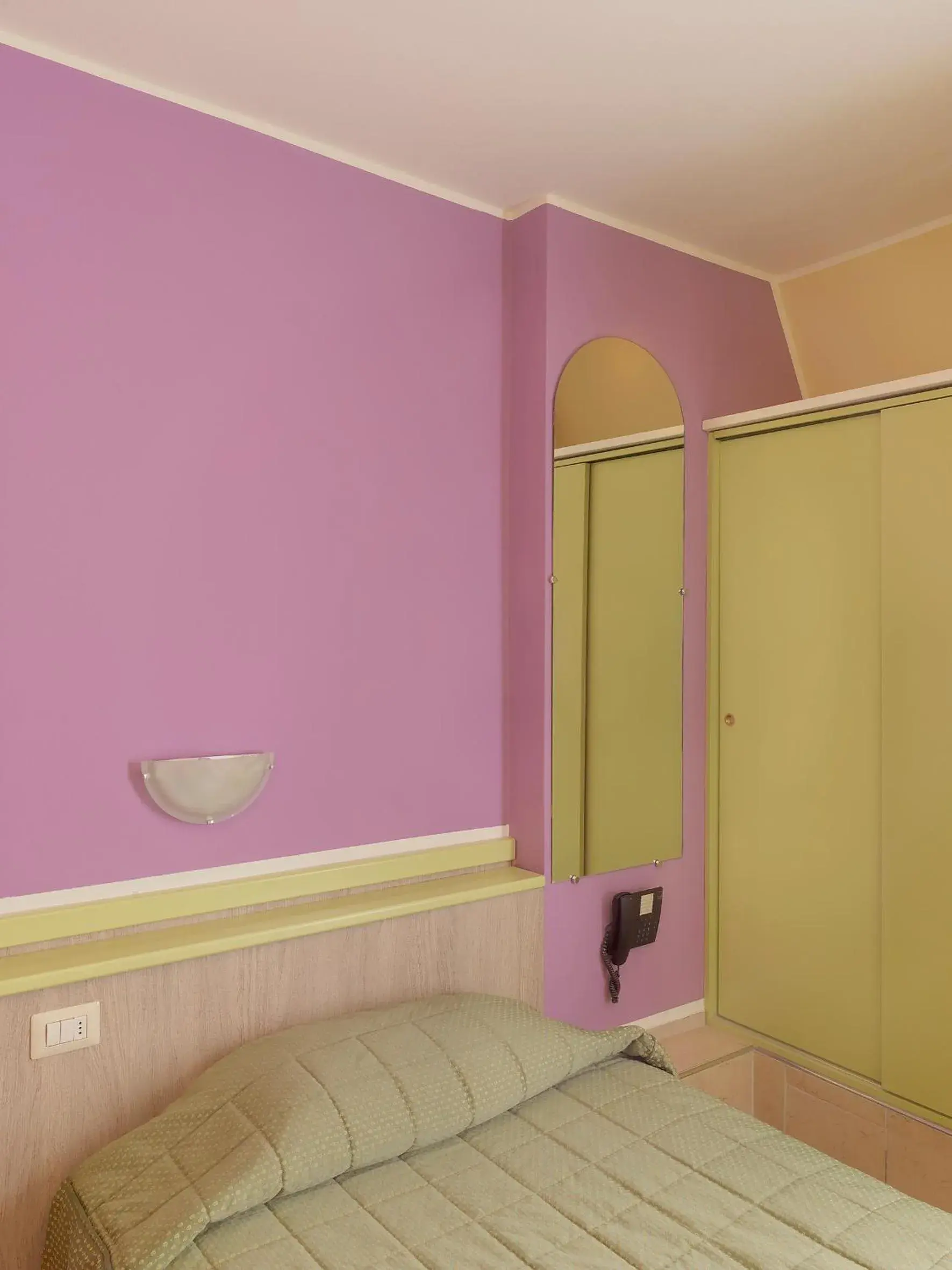 Bed in Hotel Arco Romana Bed in Hotel Arco Romana