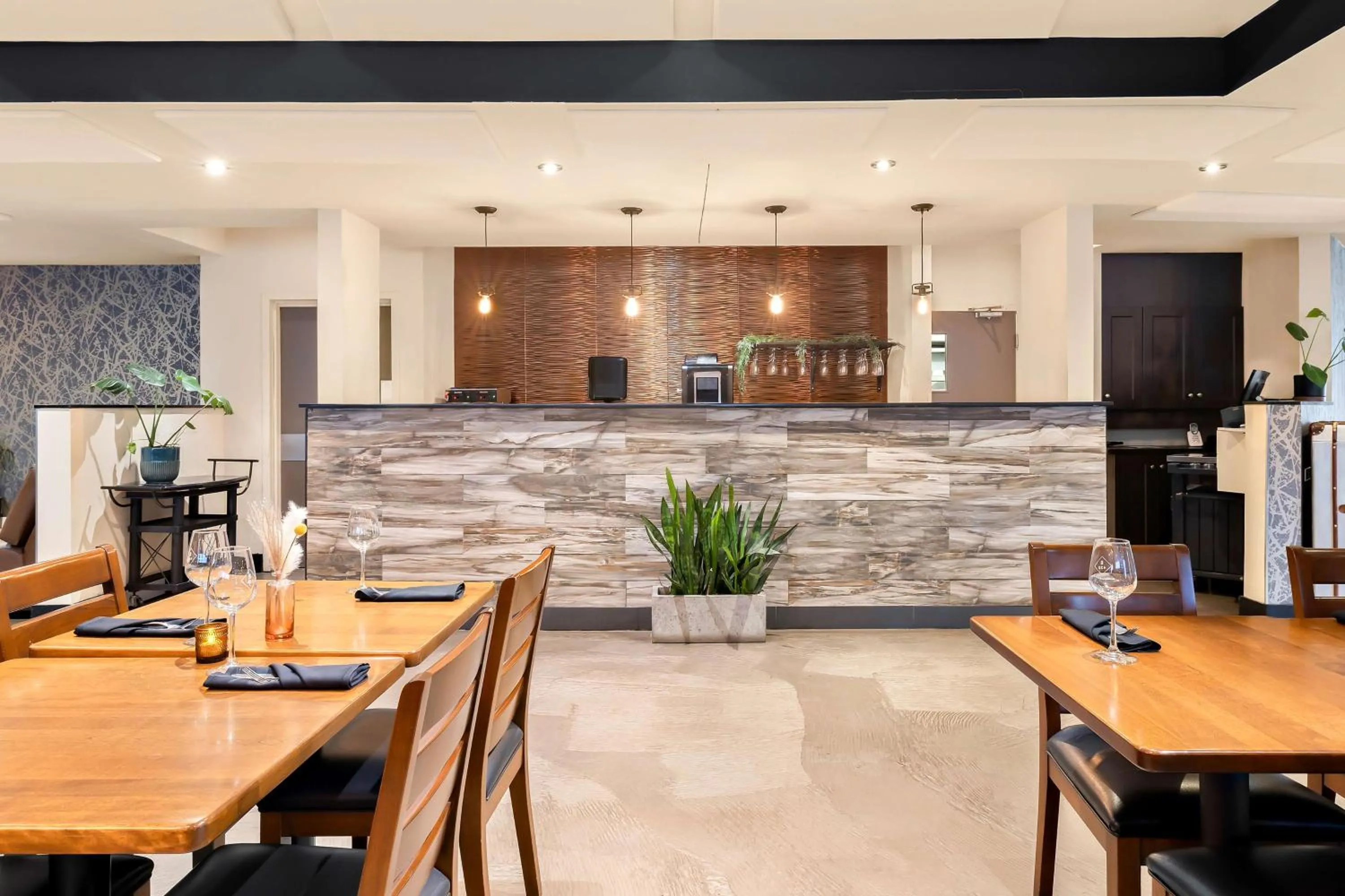 Restaurant/places to eat in Best Western Hotel St. Jerome