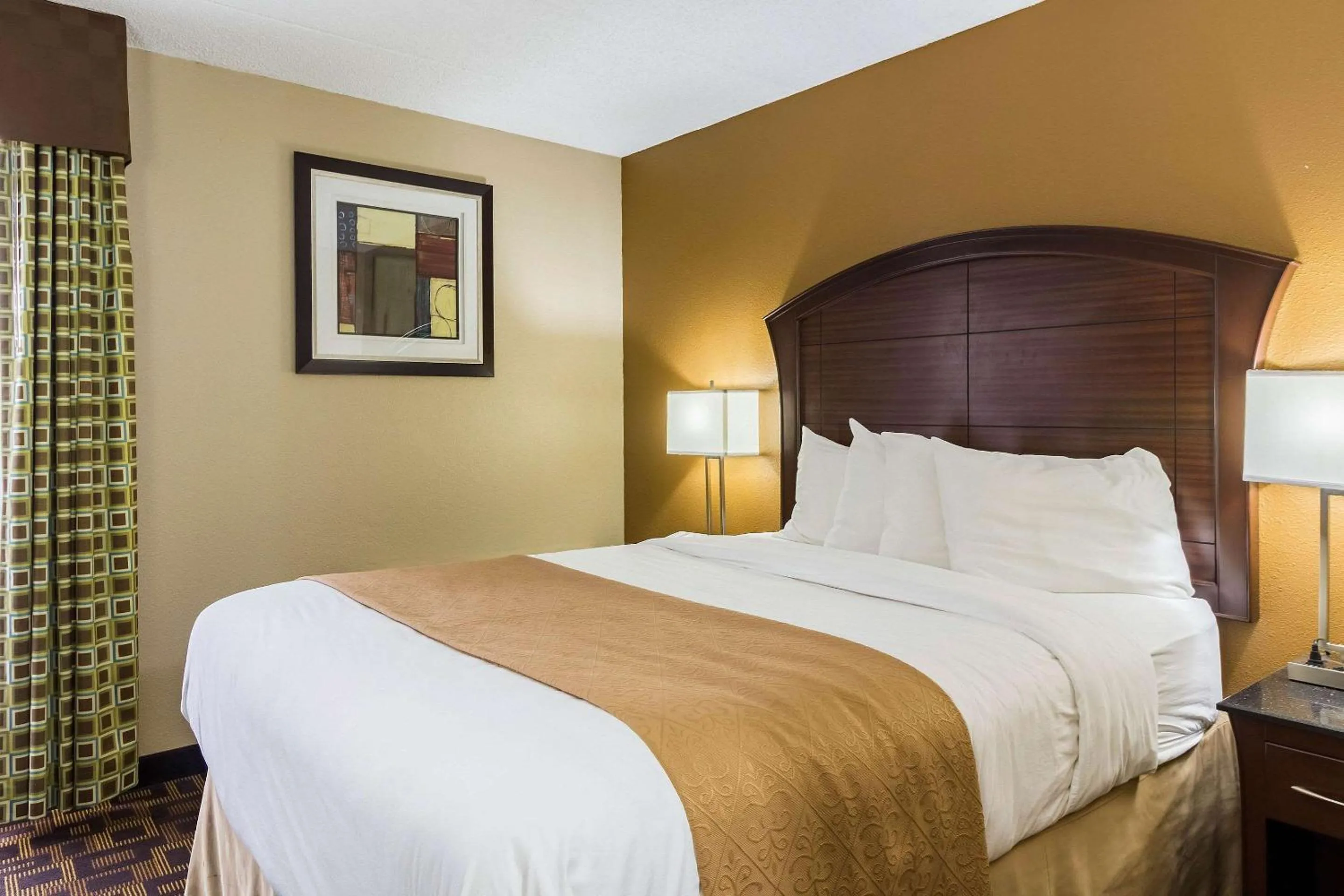 Photo of the whole room, Bed in Quality Inn & Suites Arden Hills - Saint Paul North