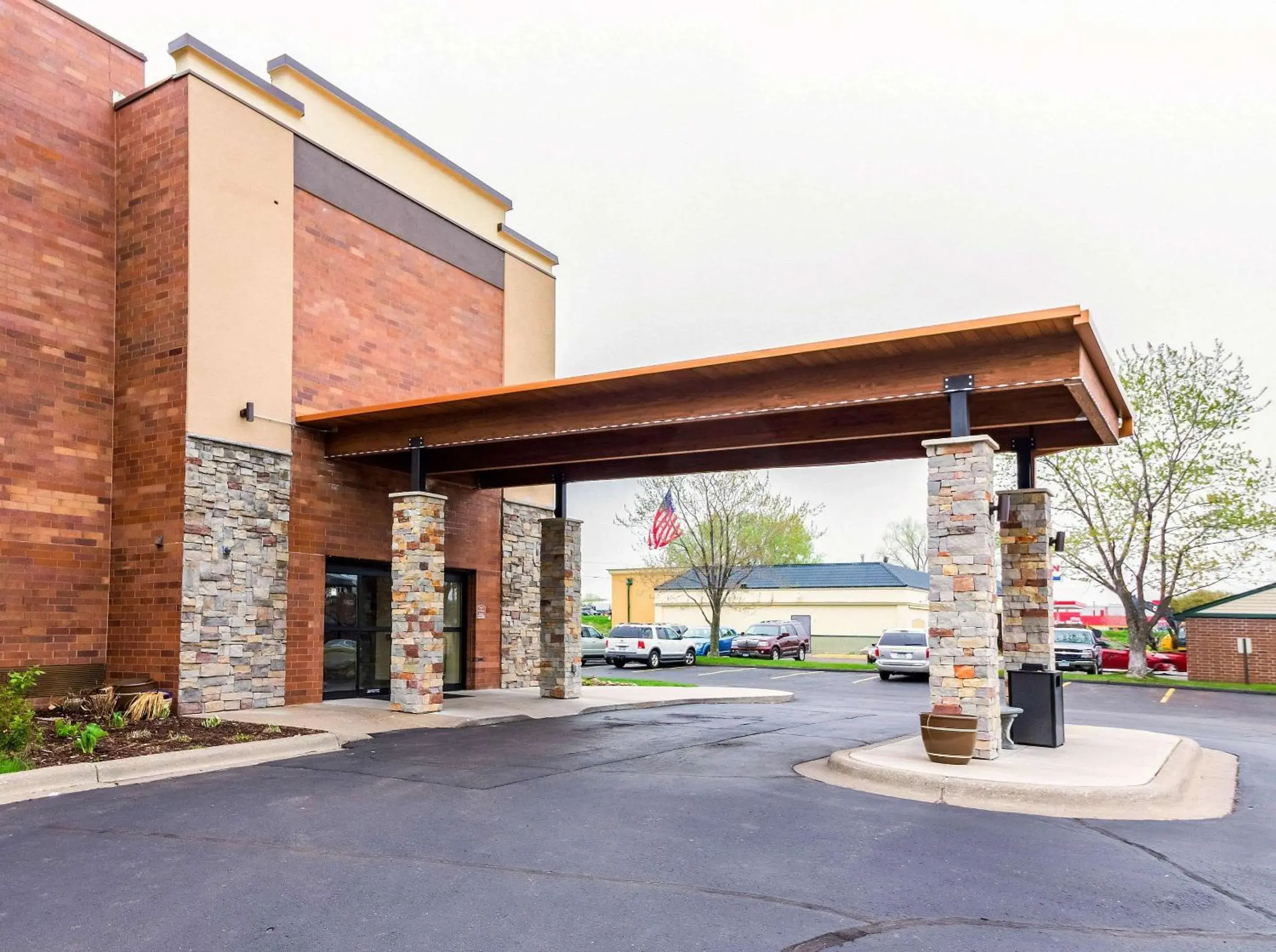 Property building in Quality Inn & Suites Arden Hills - Saint Paul North Property building in Quality Inn & Suites Arden Hills - Saint Paul North
