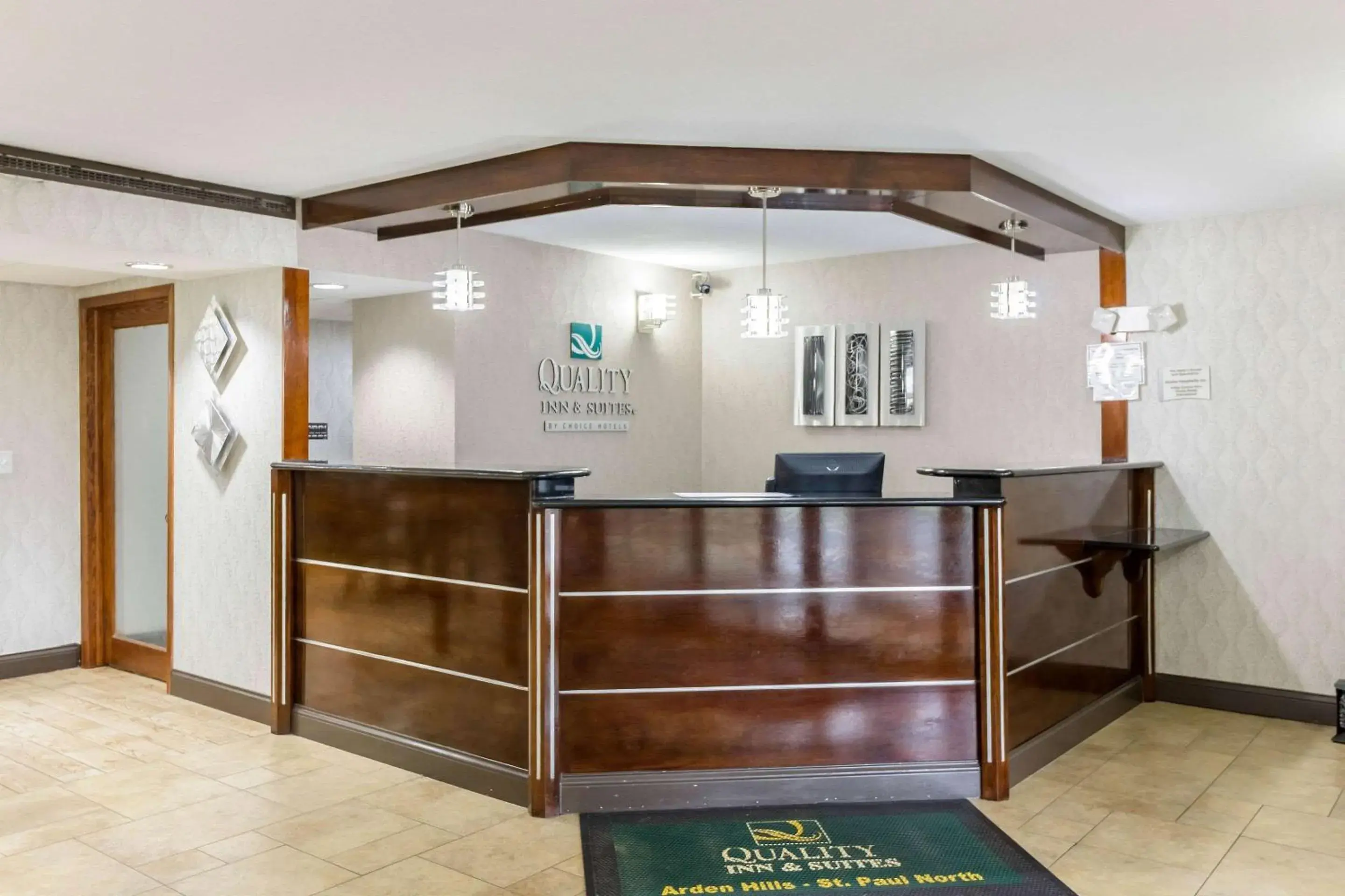 Lobby or reception in Quality Inn & Suites Arden Hills - Saint Paul North Lobby or reception in Quality Inn & Suites Arden Hills - Saint Paul North