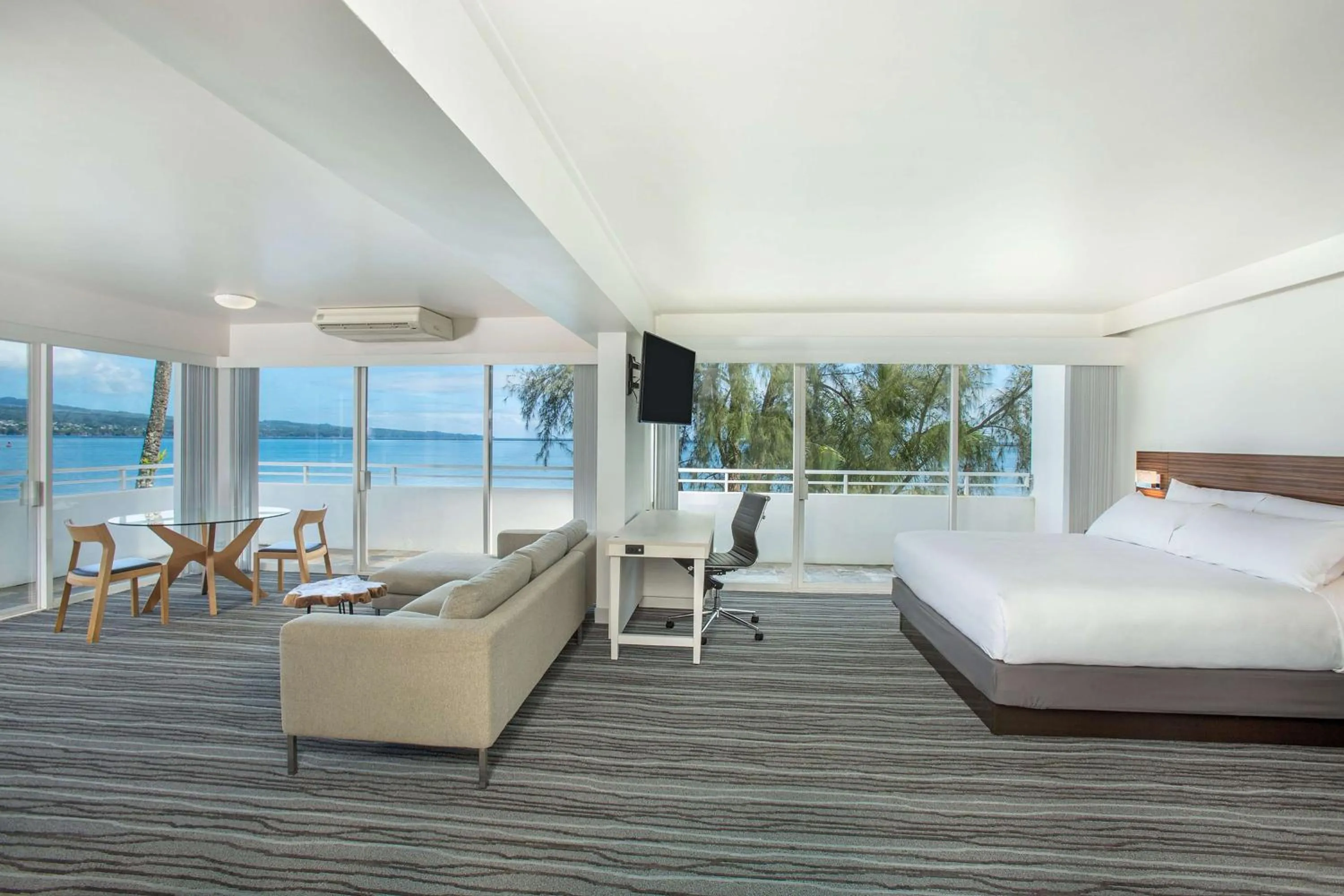 Living room, Bed in Grand Naniloa Hotel, a Doubletree by Hilton