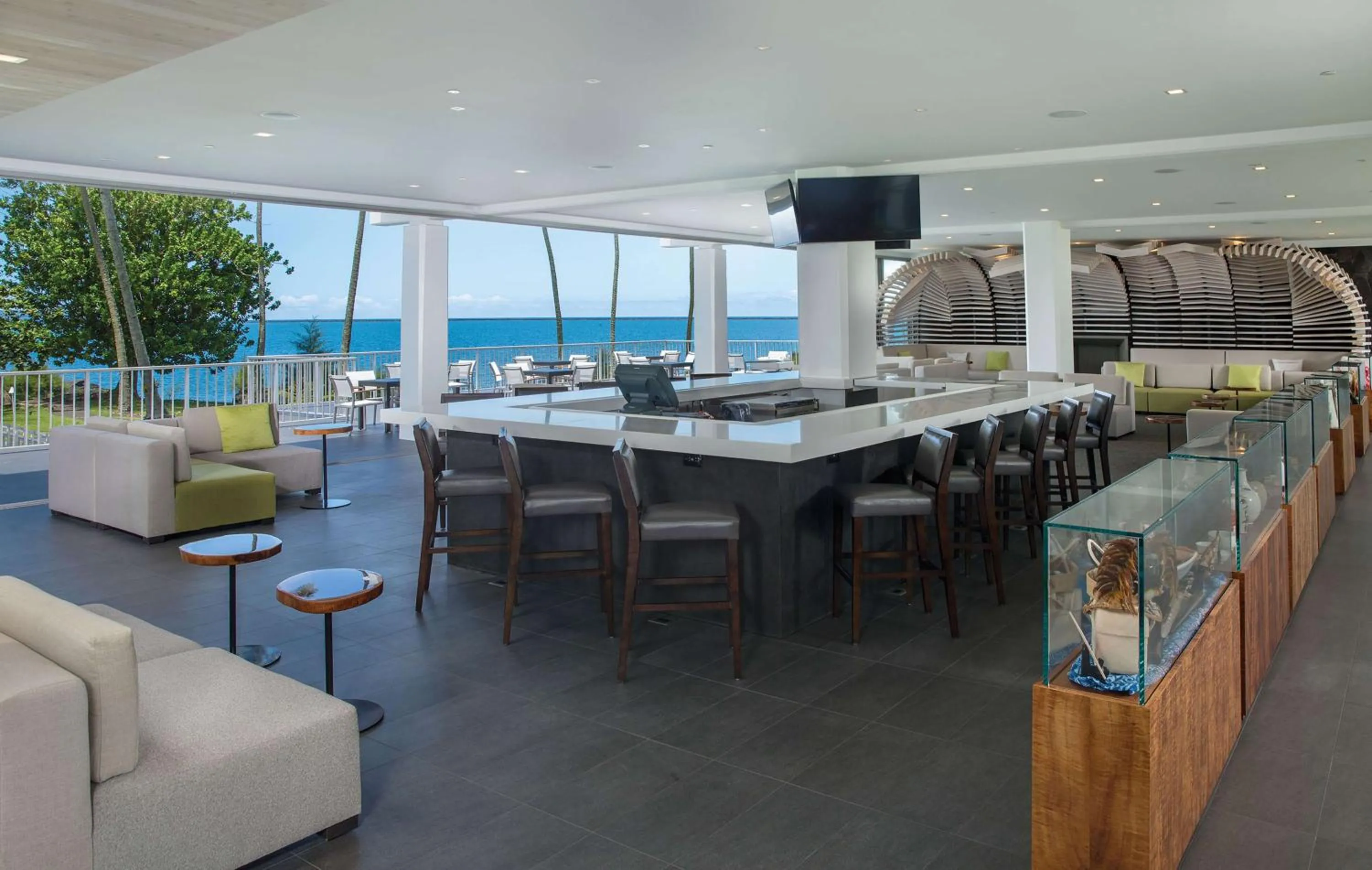 Lounge or bar in Grand Naniloa Hotel, a Doubletree by Hilton