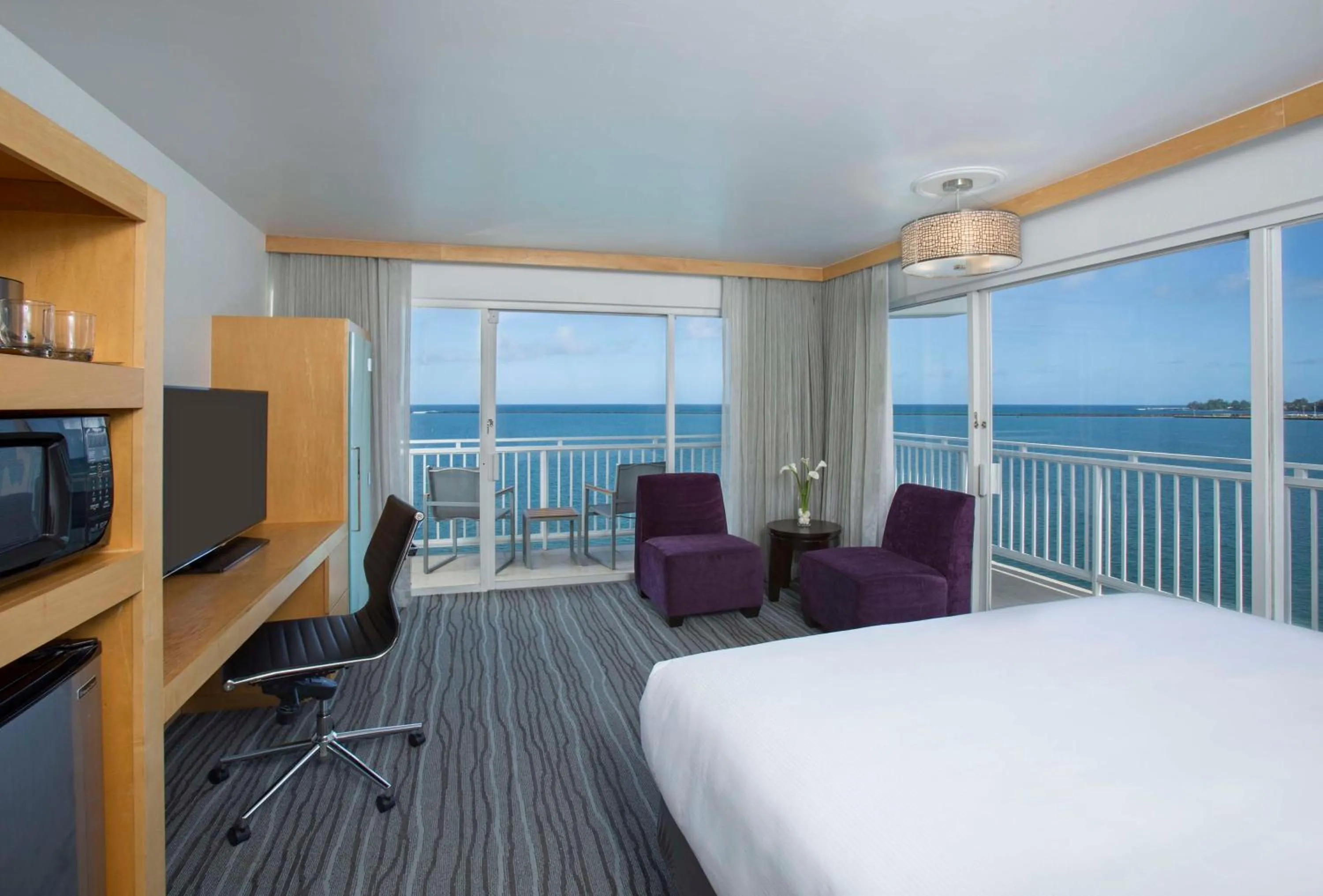 Bed in Grand Naniloa Hotel, a Doubletree by Hilton