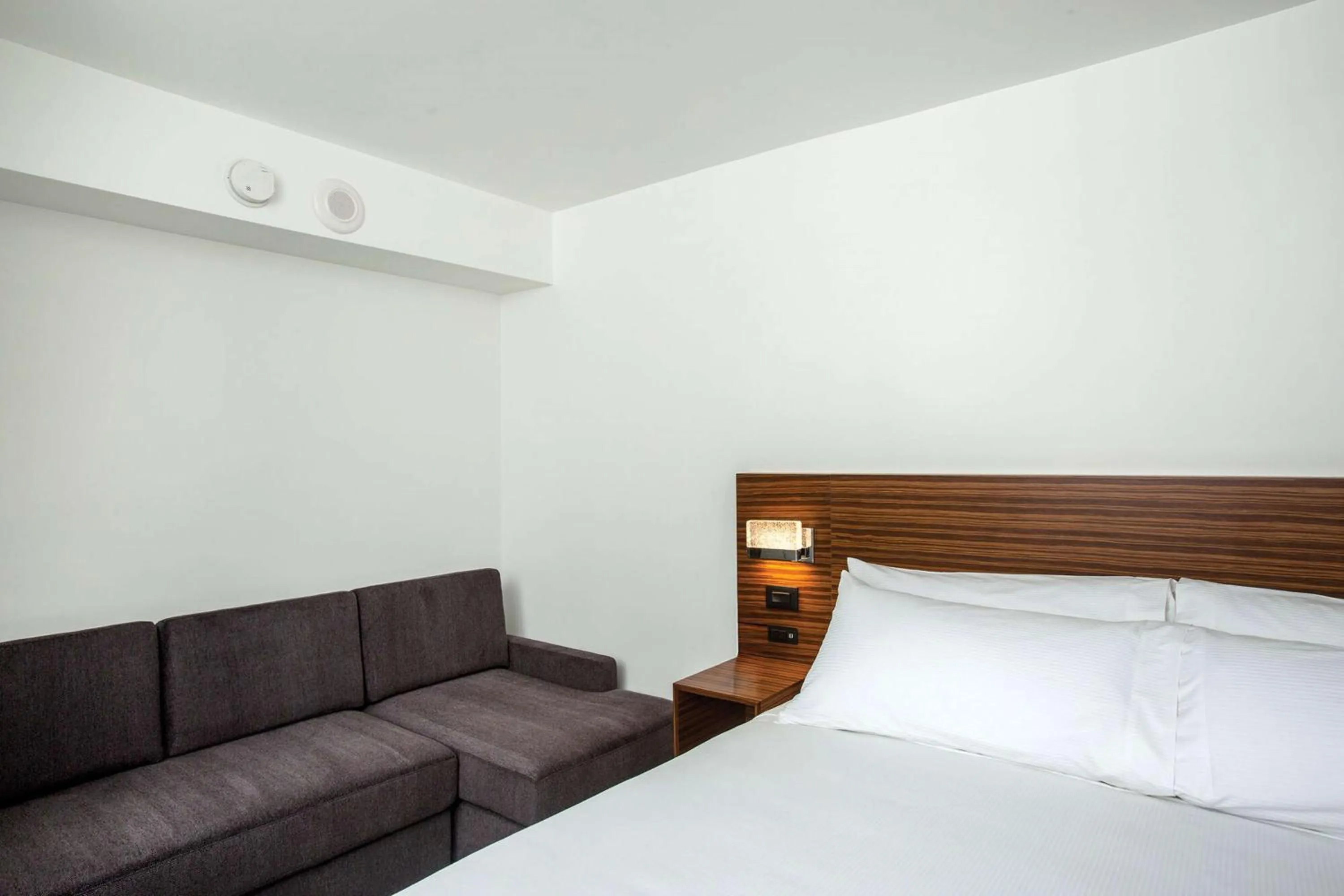 Living room, Bed in Grand Naniloa Hotel, a Doubletree by Hilton