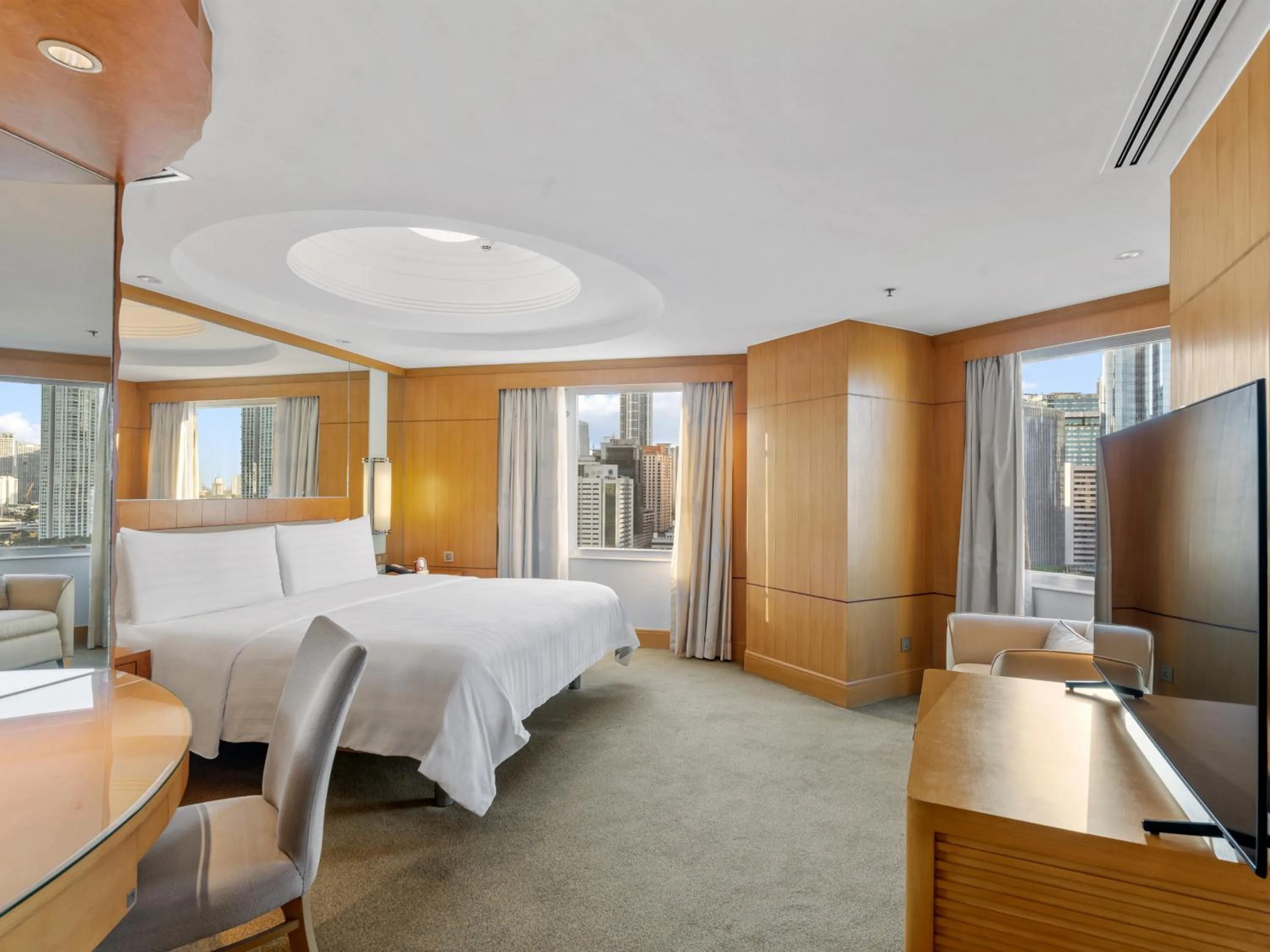 Bedroom, Bed in Makati Shangri-La, Manila