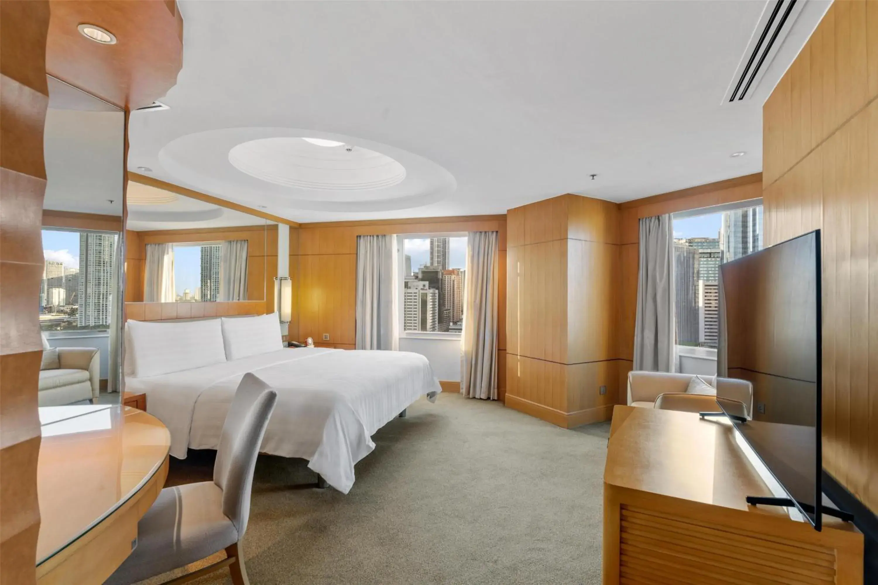 Photo of the whole room, Bed in Makati Shangri-La, Manila Photo of the whole room, Bed in Makati Shangri-La, Manila