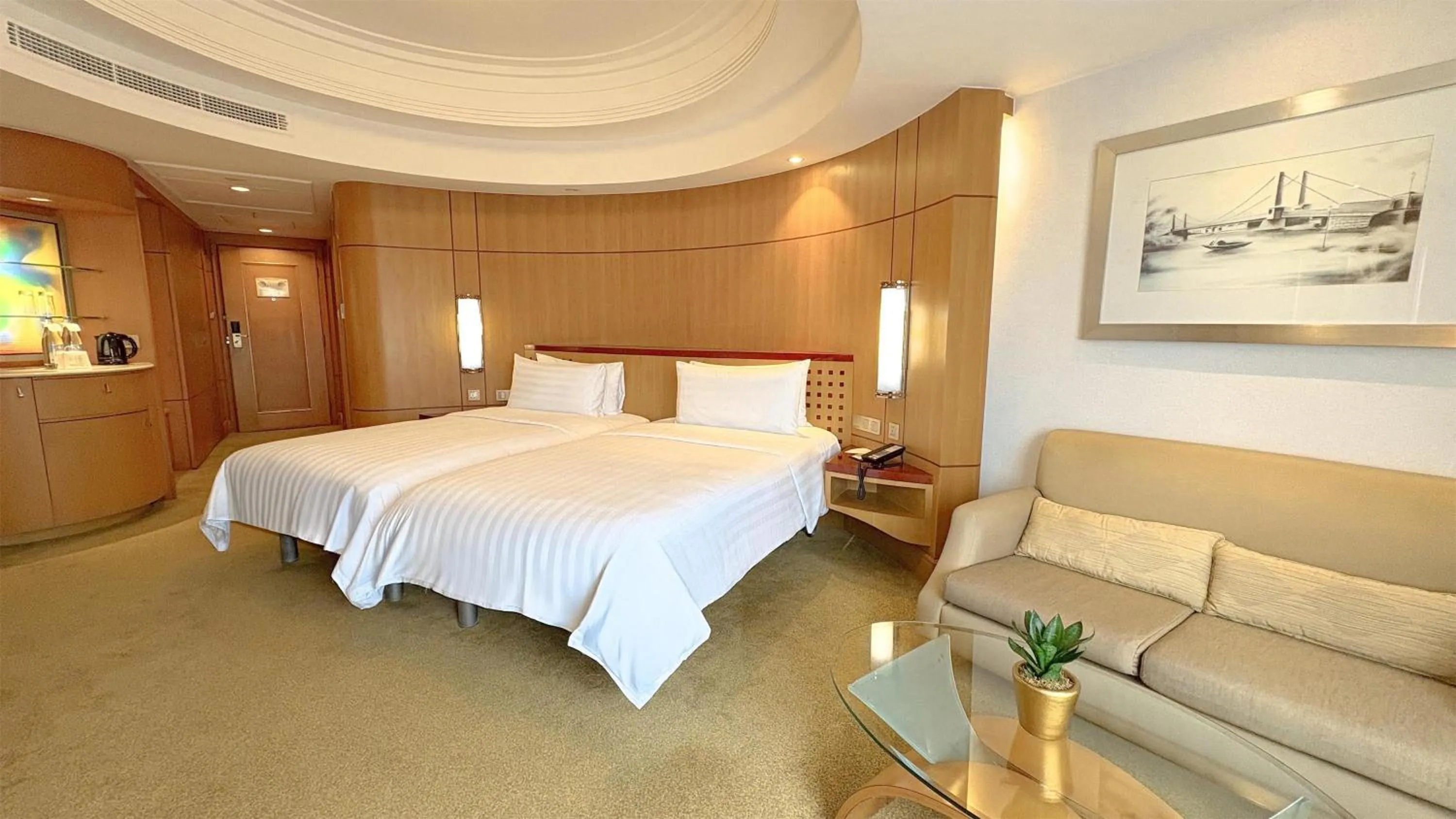 Bedroom, Bed in Makati Shangri-La, Manila