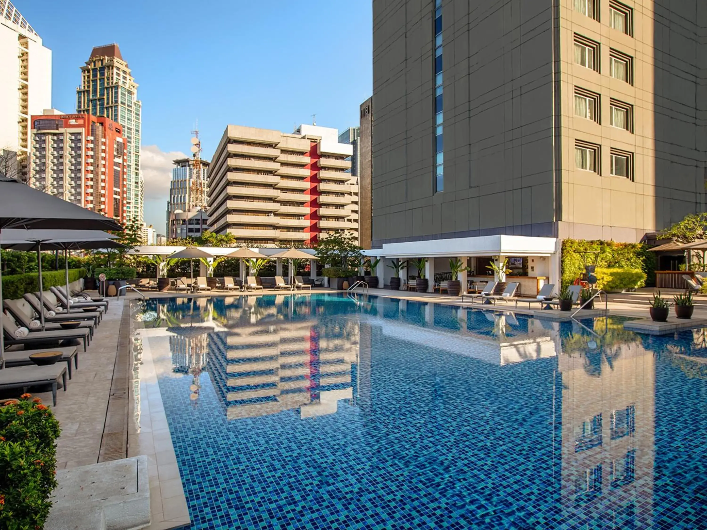 Swimming pool in Makati Shangri-La, Manila Swimming pool in Makati Shangri-La, Manila