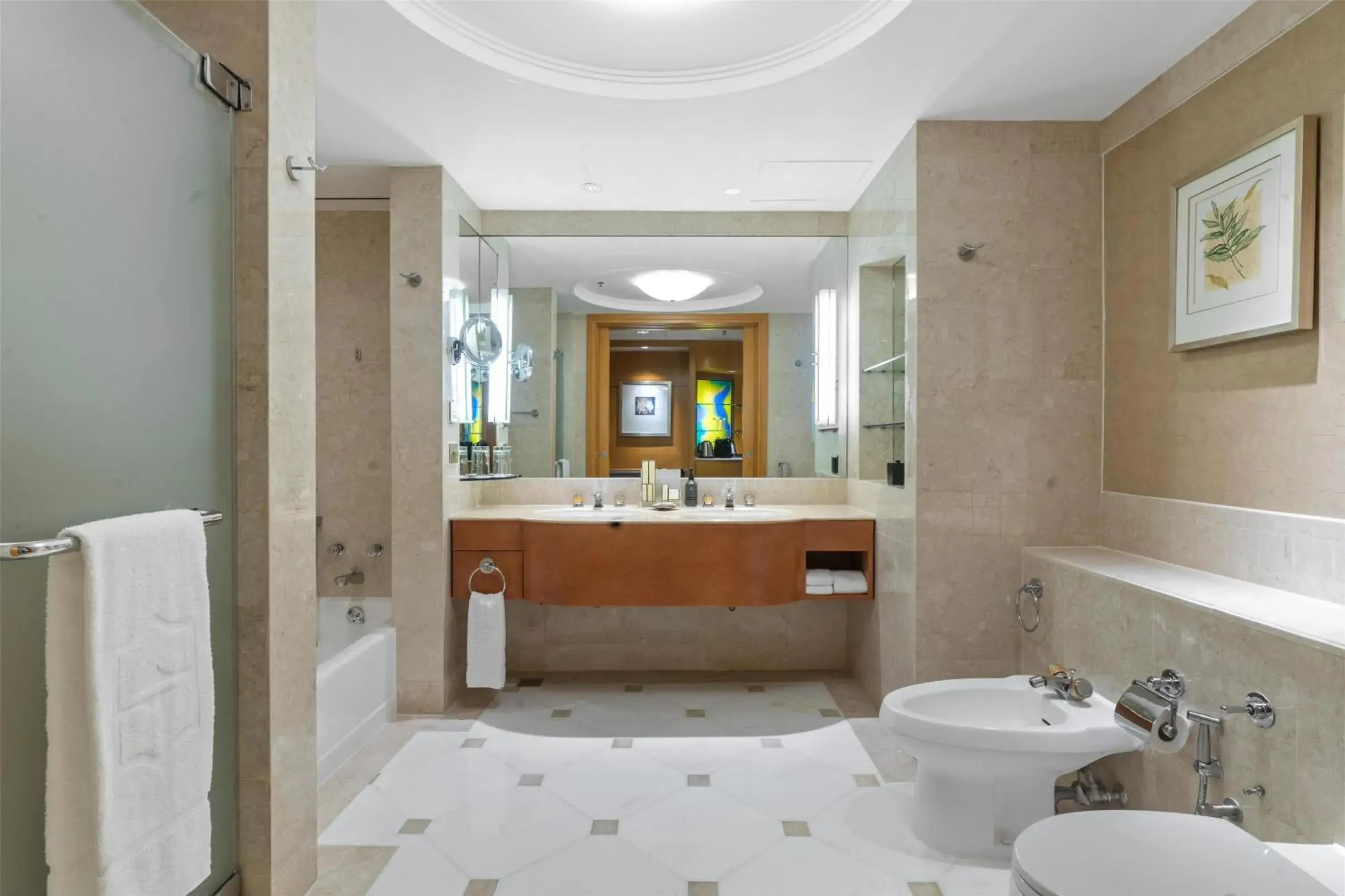 Bedroom in Makati Shangri-La, Manila Bedroom in Makati Shangri-La, Manila