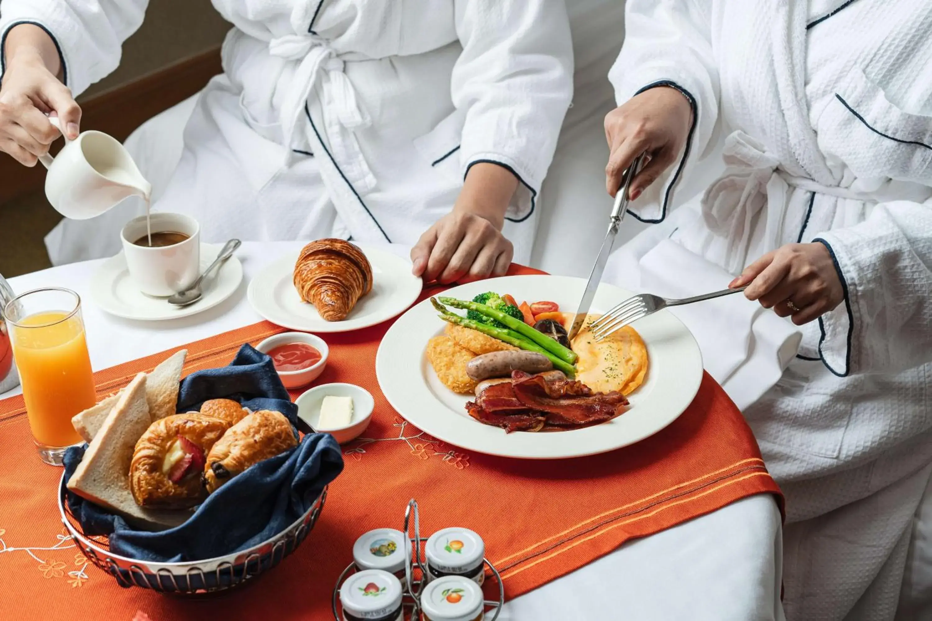 Bedroom in Makati Shangri-La, Manila Bedroom in Makati Shangri-La, Manila