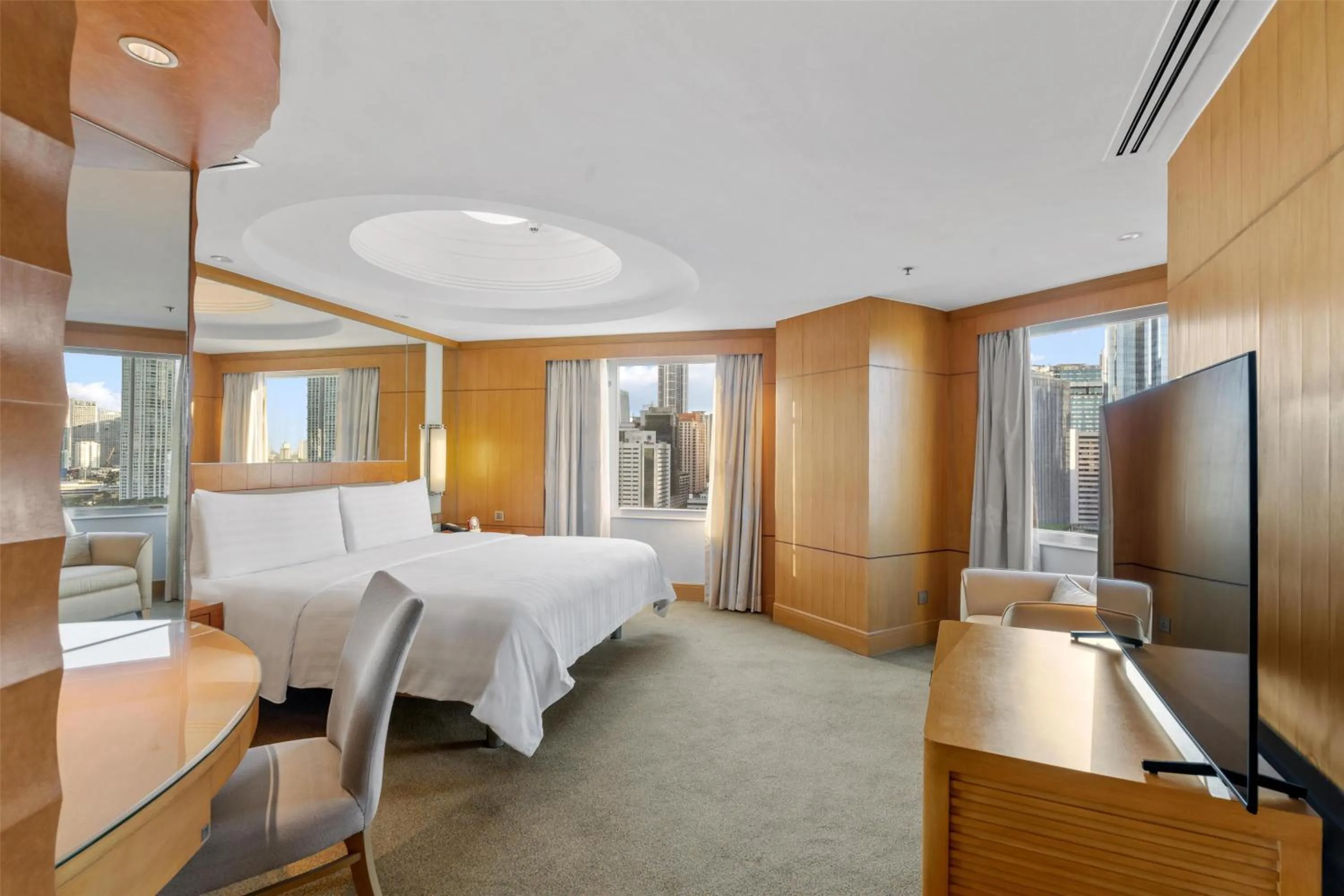 Photo of the whole room, Bed in Makati Shangri-La, Manila