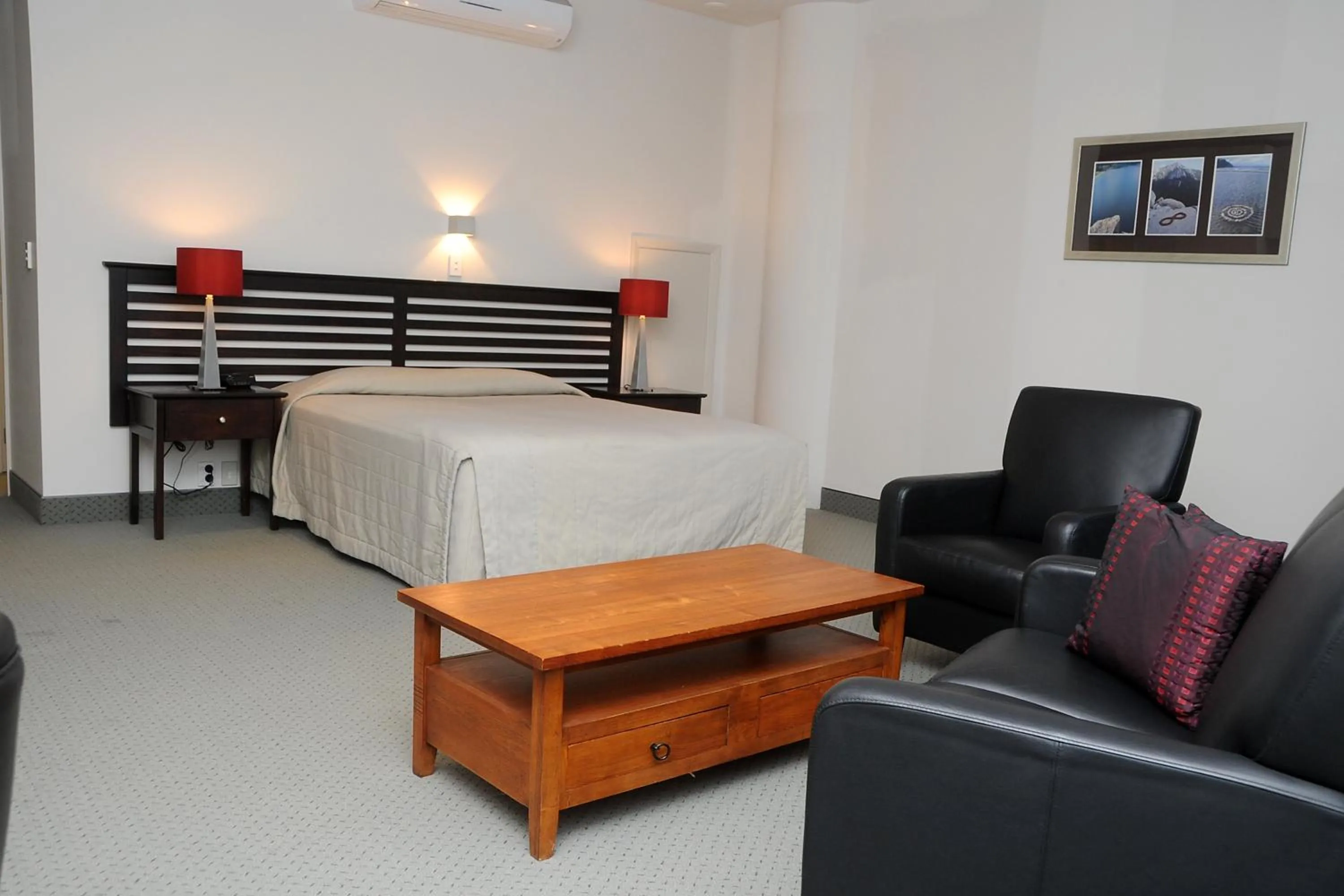 Photo of the whole room in Emerald Hotel