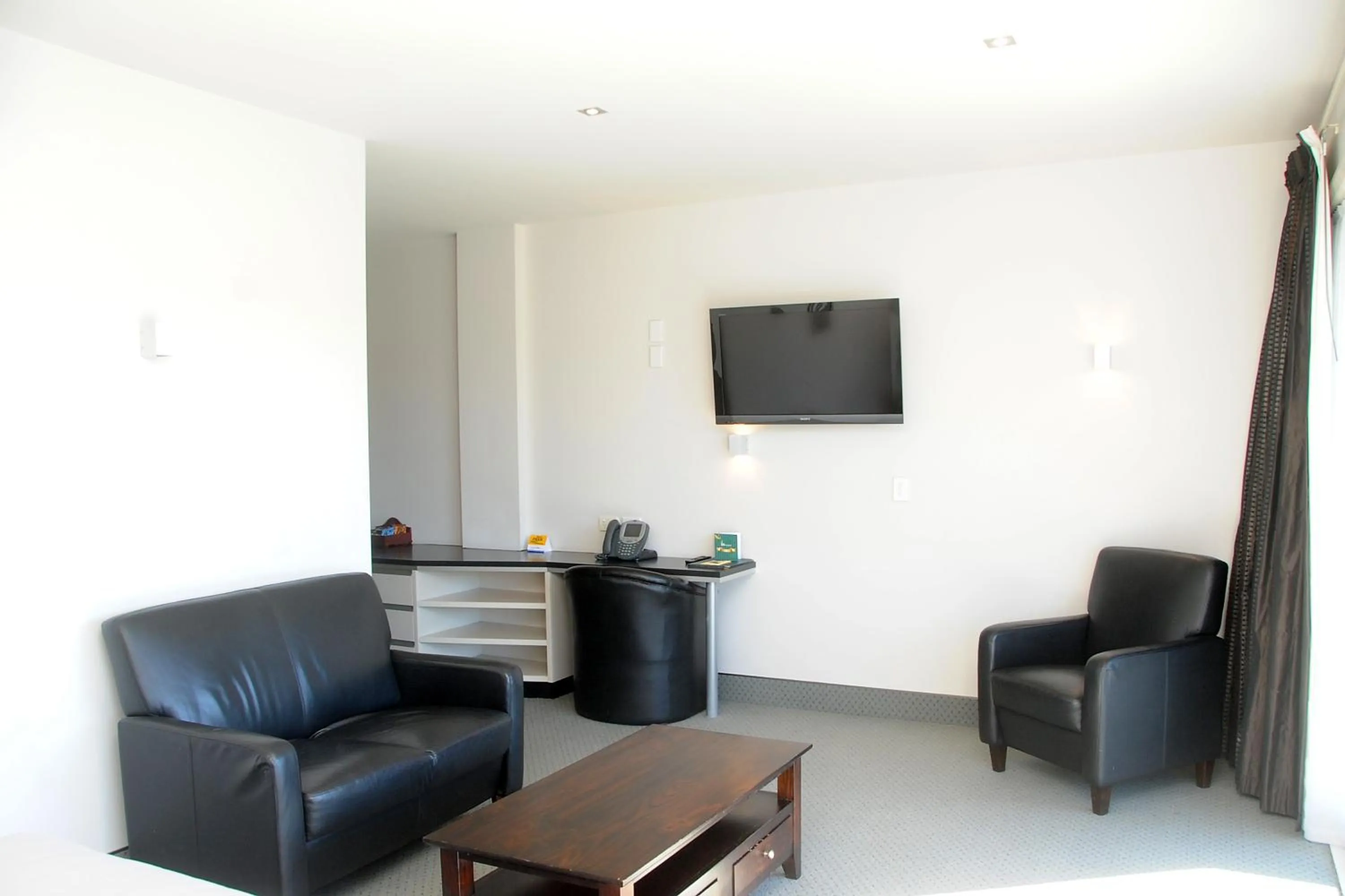 Living room in Emerald Hotel