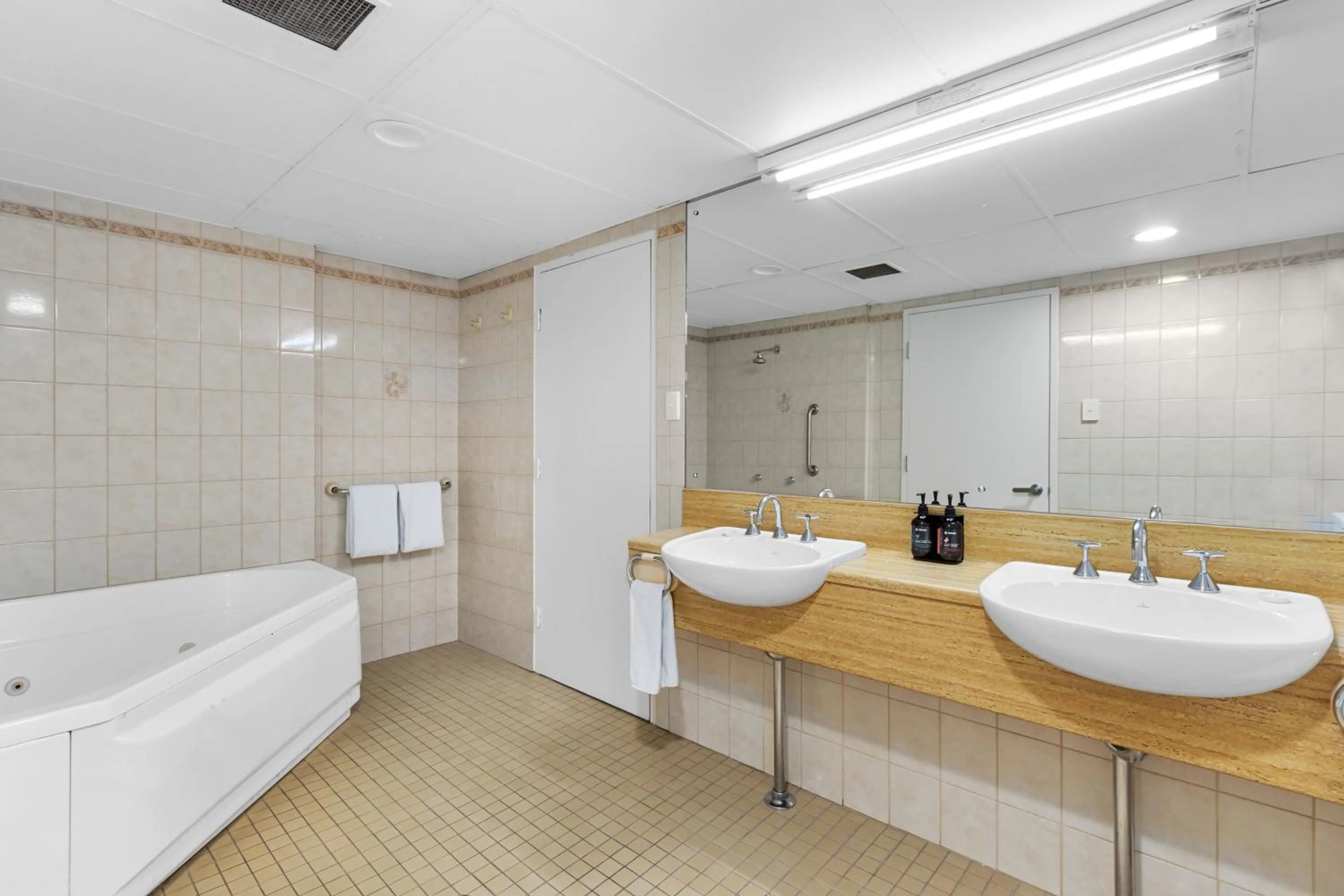 Bathroom in Comfort Hotel Adelaide Meridien