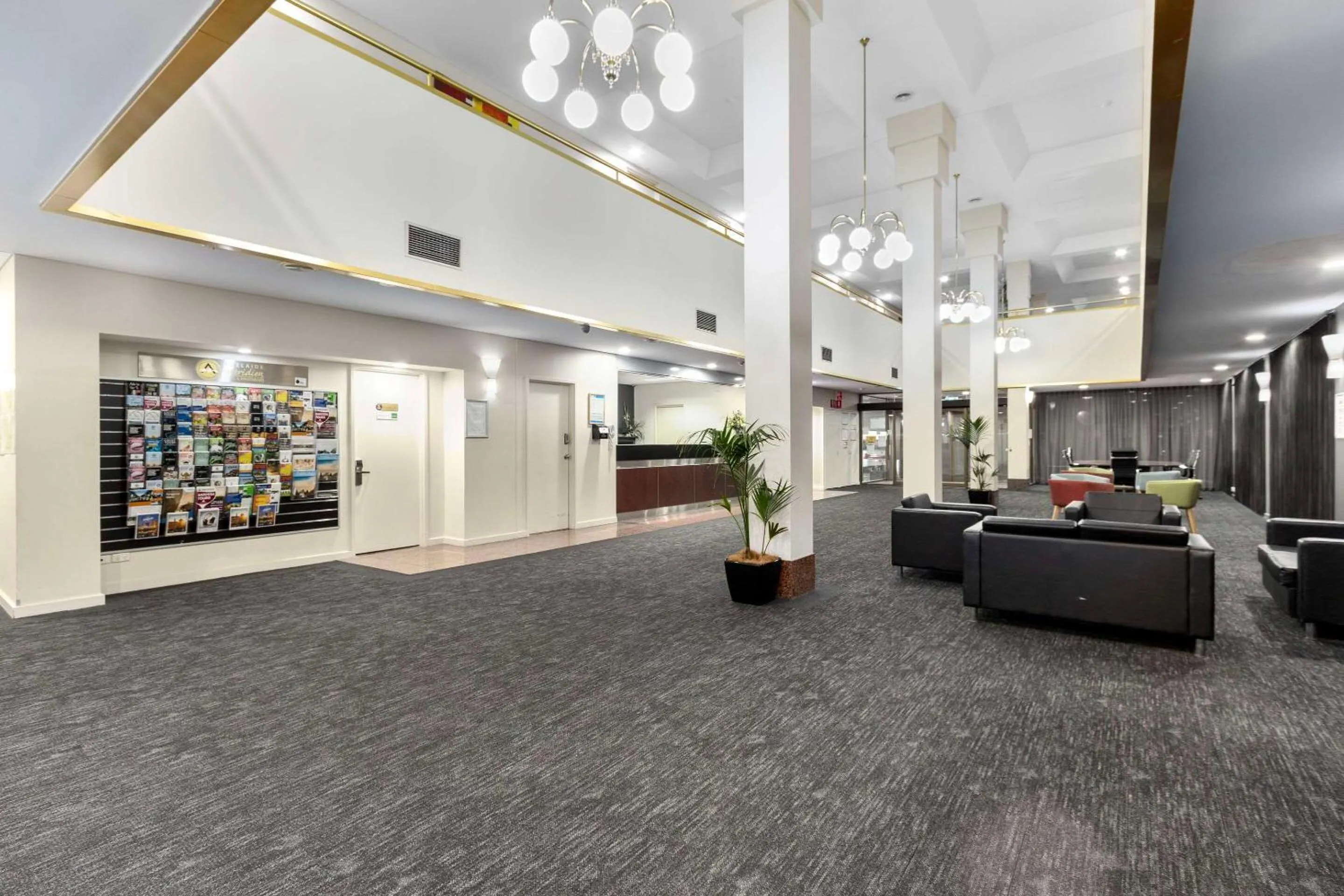 Lobby or reception in Comfort Hotel Adelaide Meridien