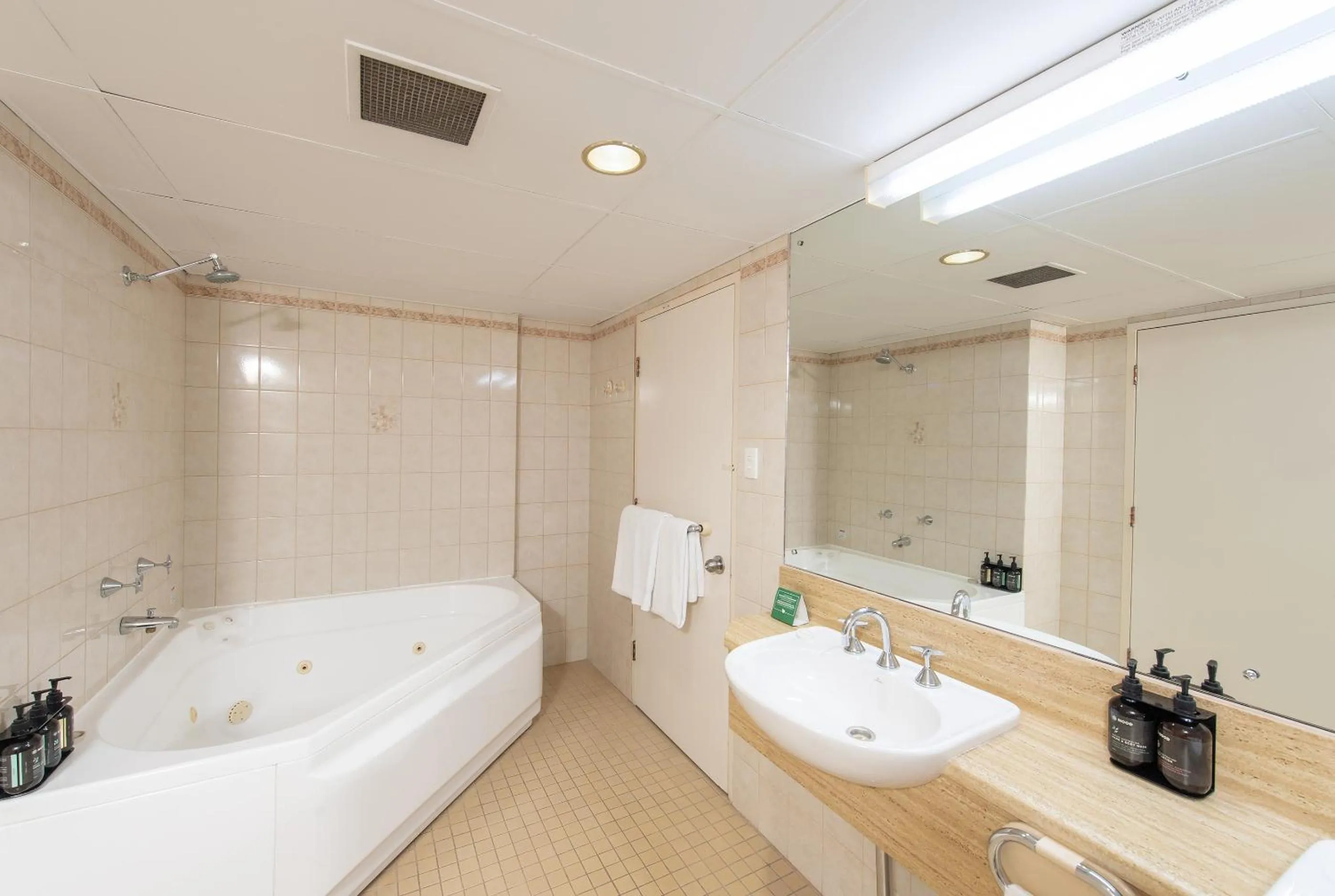 Bathroom in Comfort Hotel Adelaide Meridien