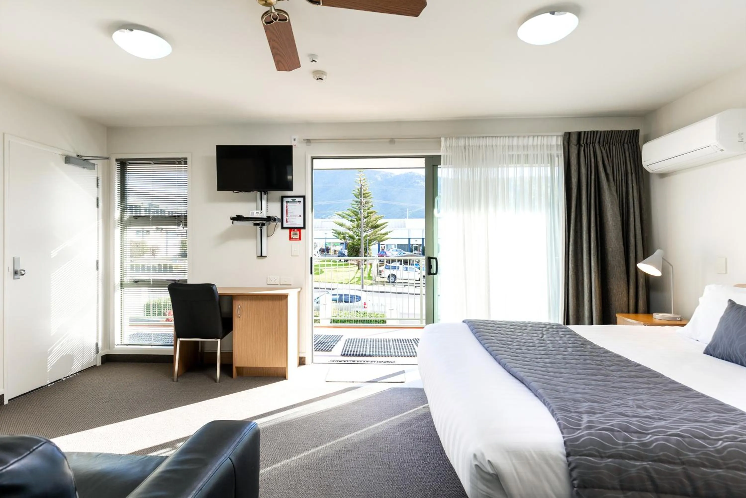 Bed in Jasmine Court Motel