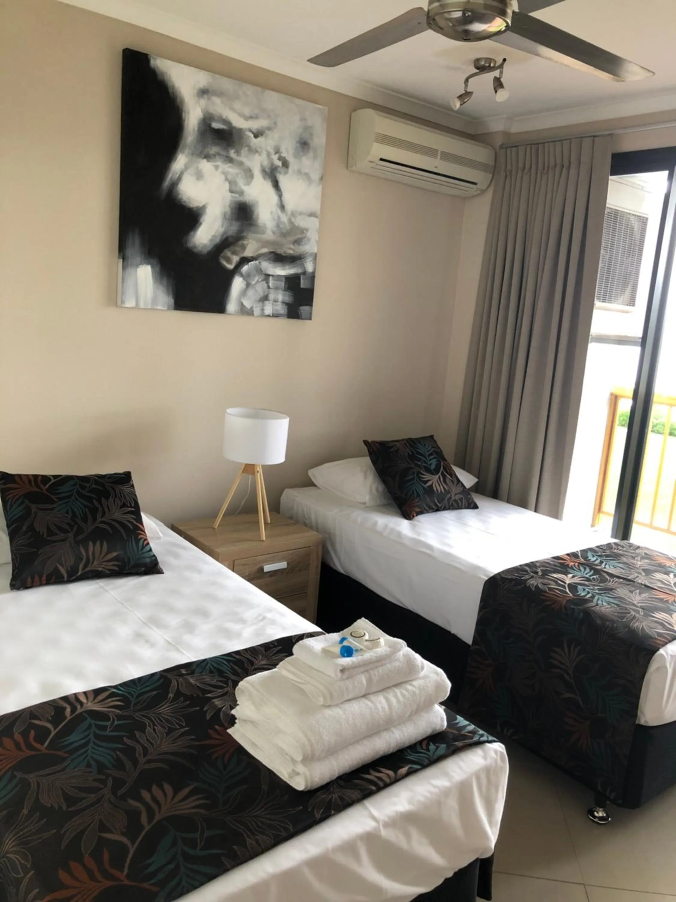 Bed in Coral Towers Holiday Suites