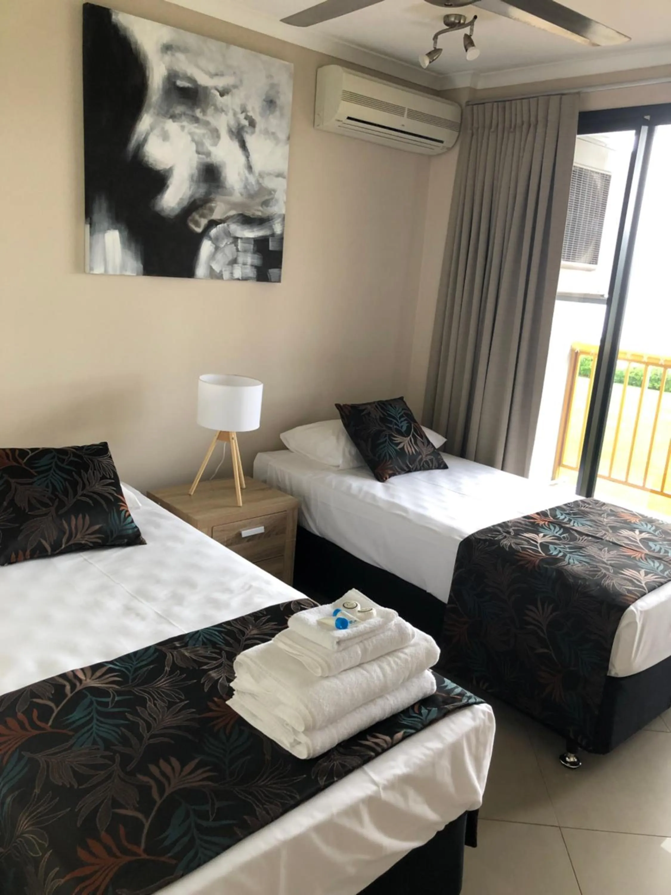 Bed in Coral Towers Holiday Suites