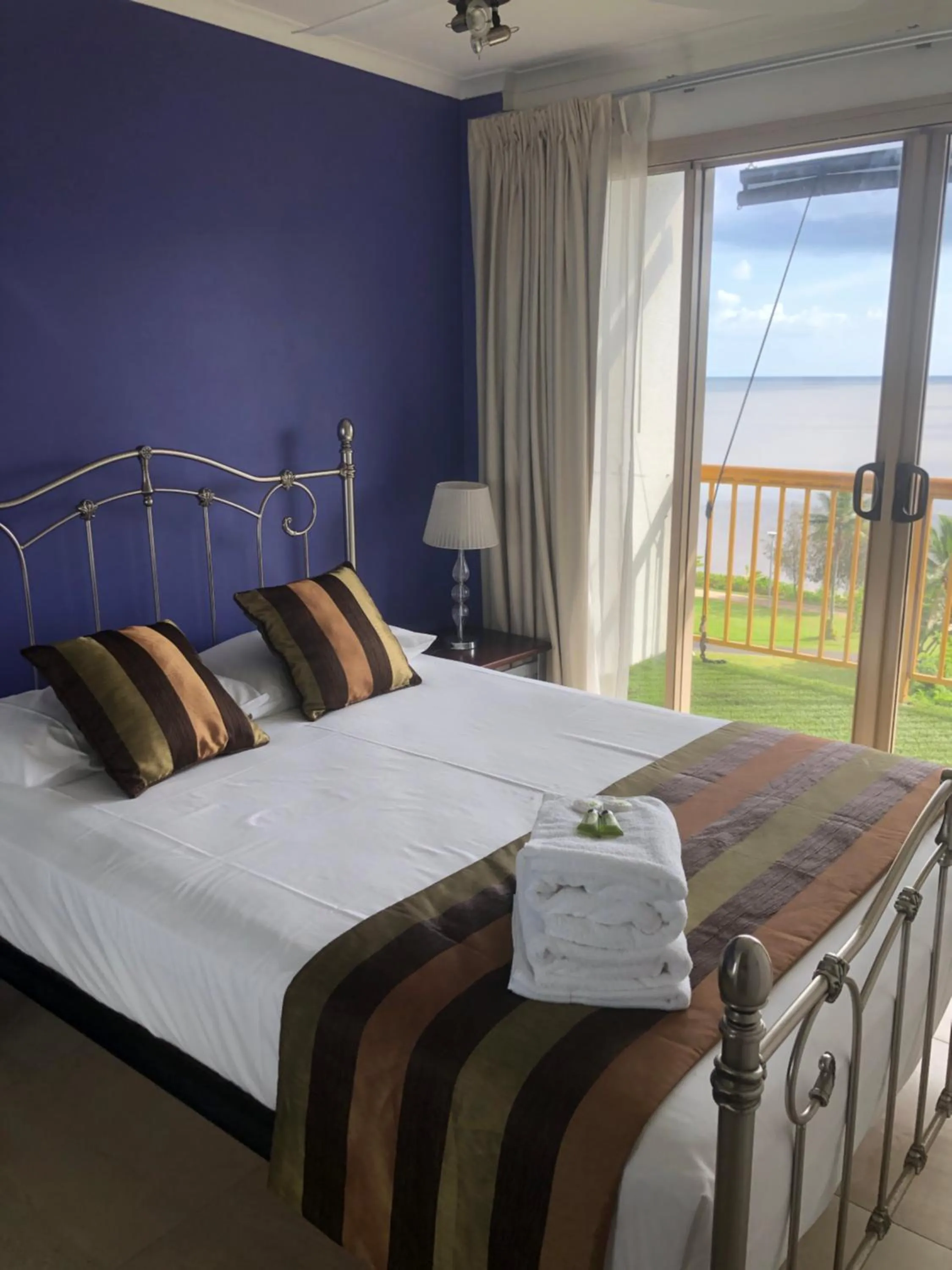 Bedroom, Bed in Coral Towers Holiday Suites