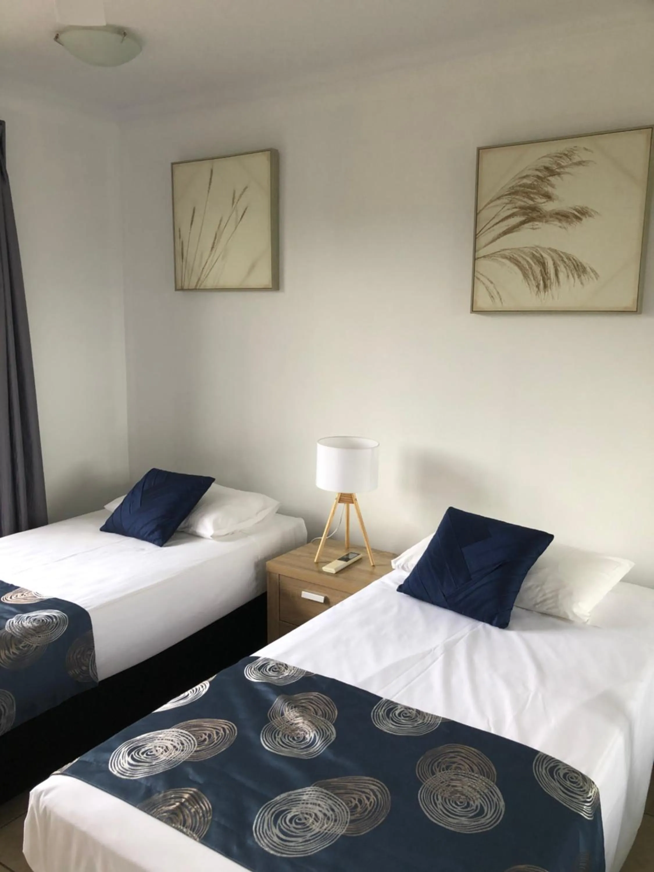 Bed in Coral Towers Holiday Suites