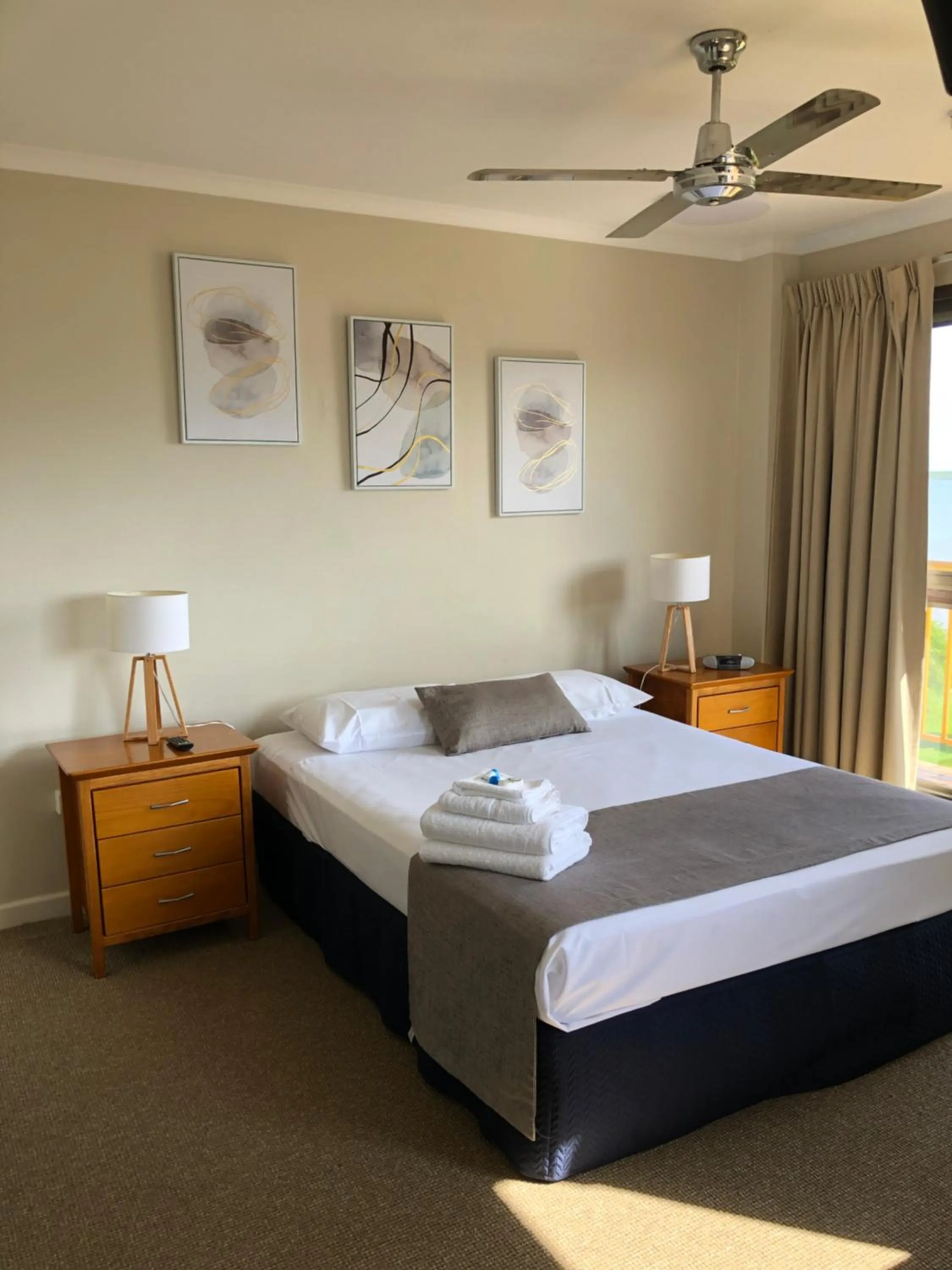 Property building, Bed in Coral Towers Holiday Suites