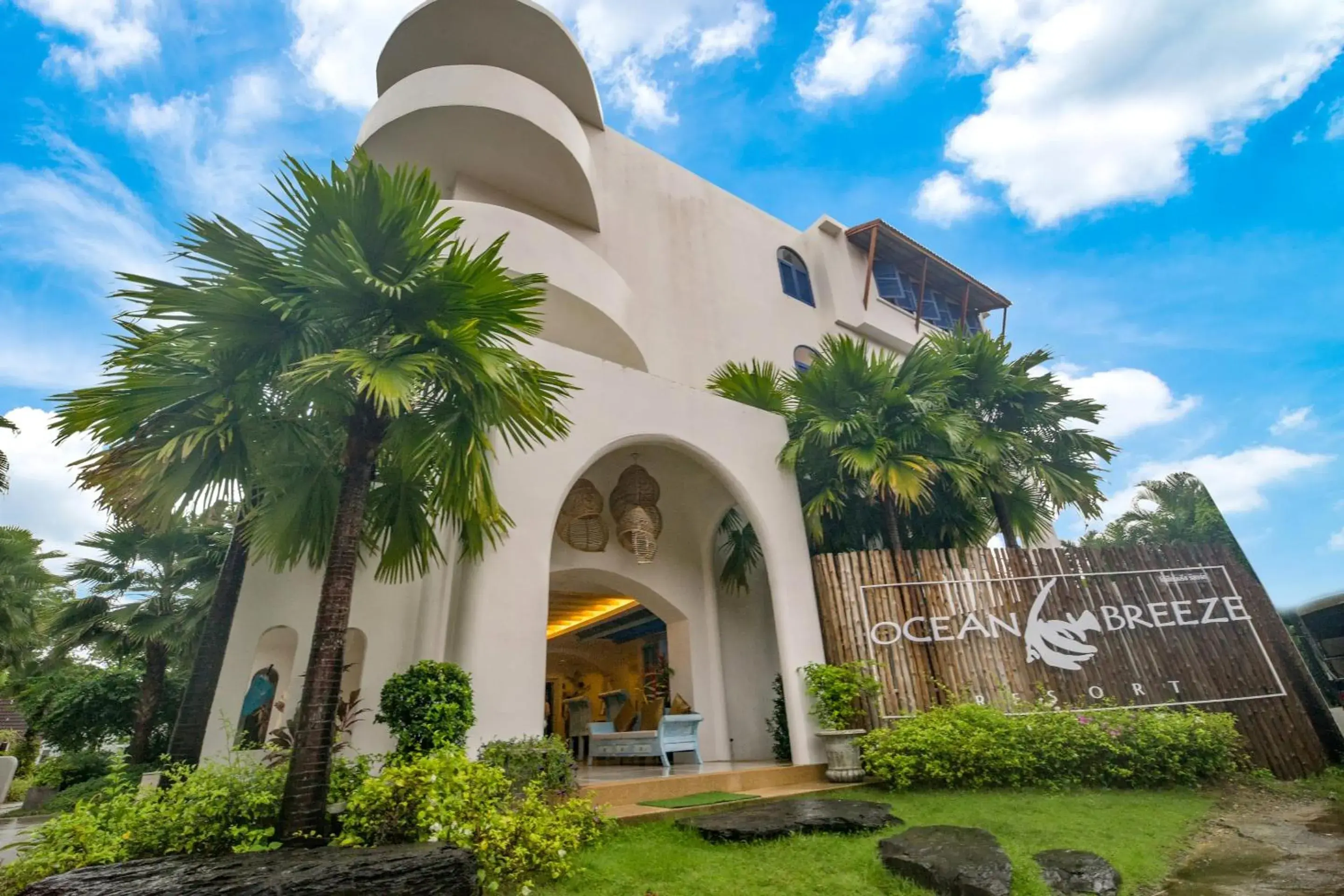 Facade/entrance in Ocean Breeze Resort Khaolak Facade/entrance in Ocean Breeze Resort Khaolak