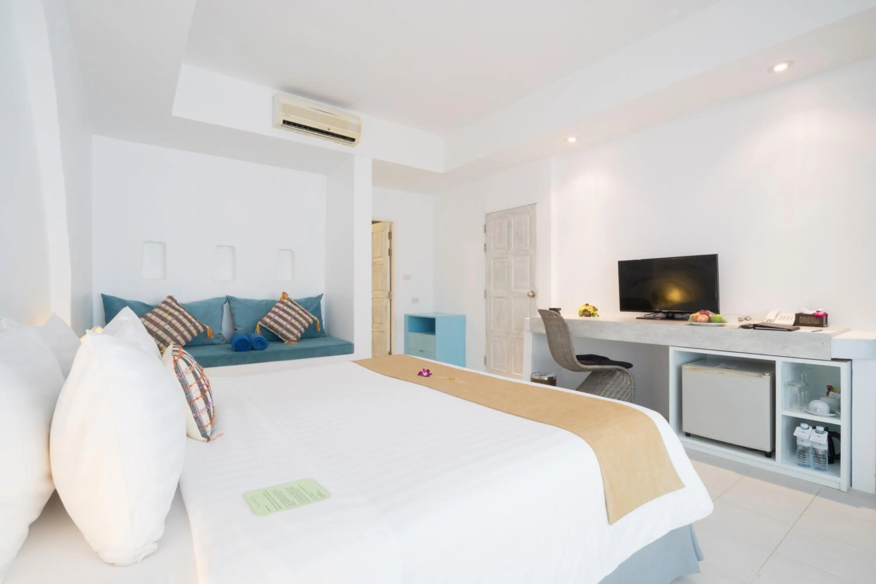 Photo of the whole room, Bed in Ocean Breeze Resort Khaolak